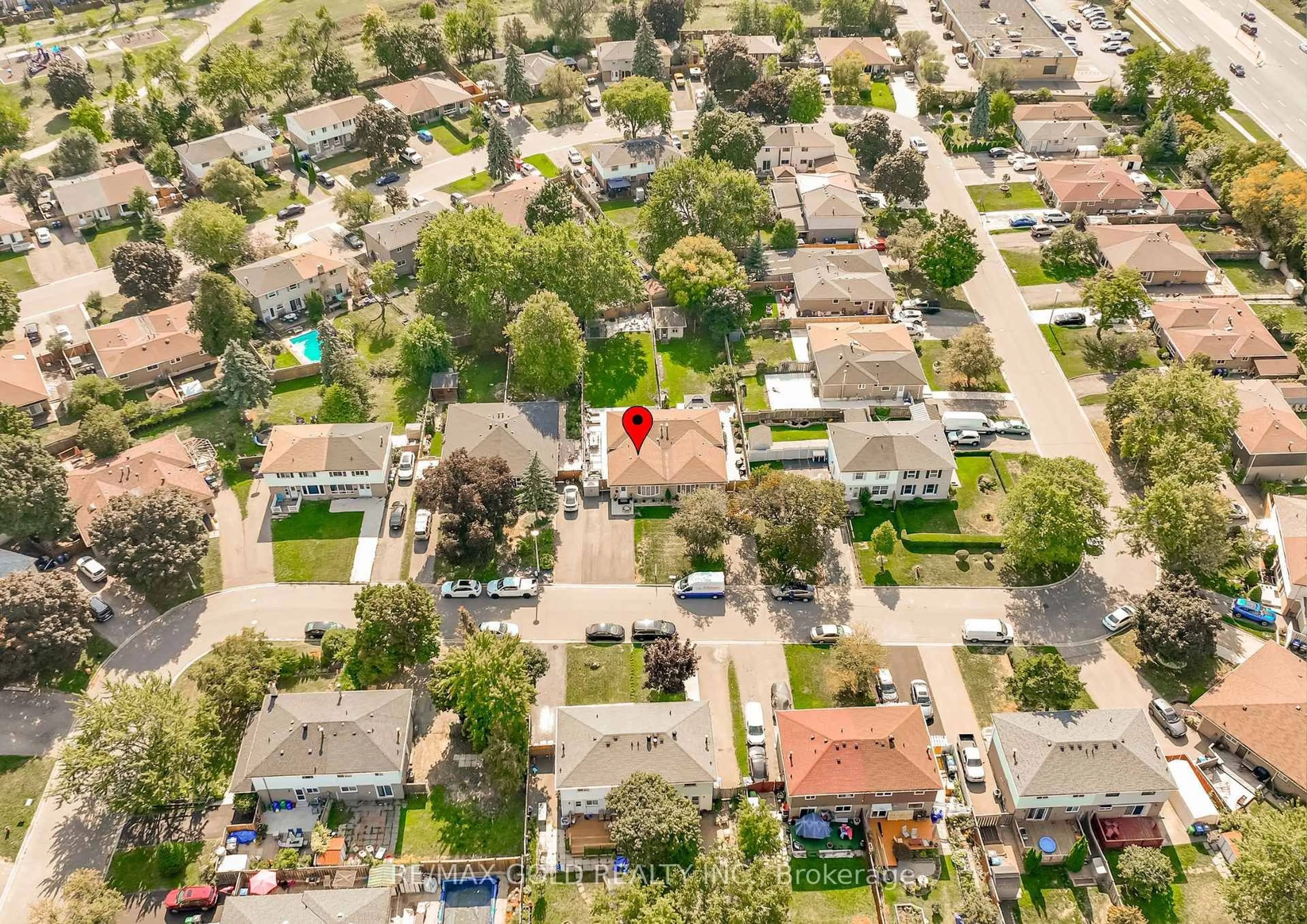 A pic from outside/outdoor area/front of a property/back of a property/a pic from drone, street for 118 Fallingdale Cres, Brampton Ontario L6T 3J6