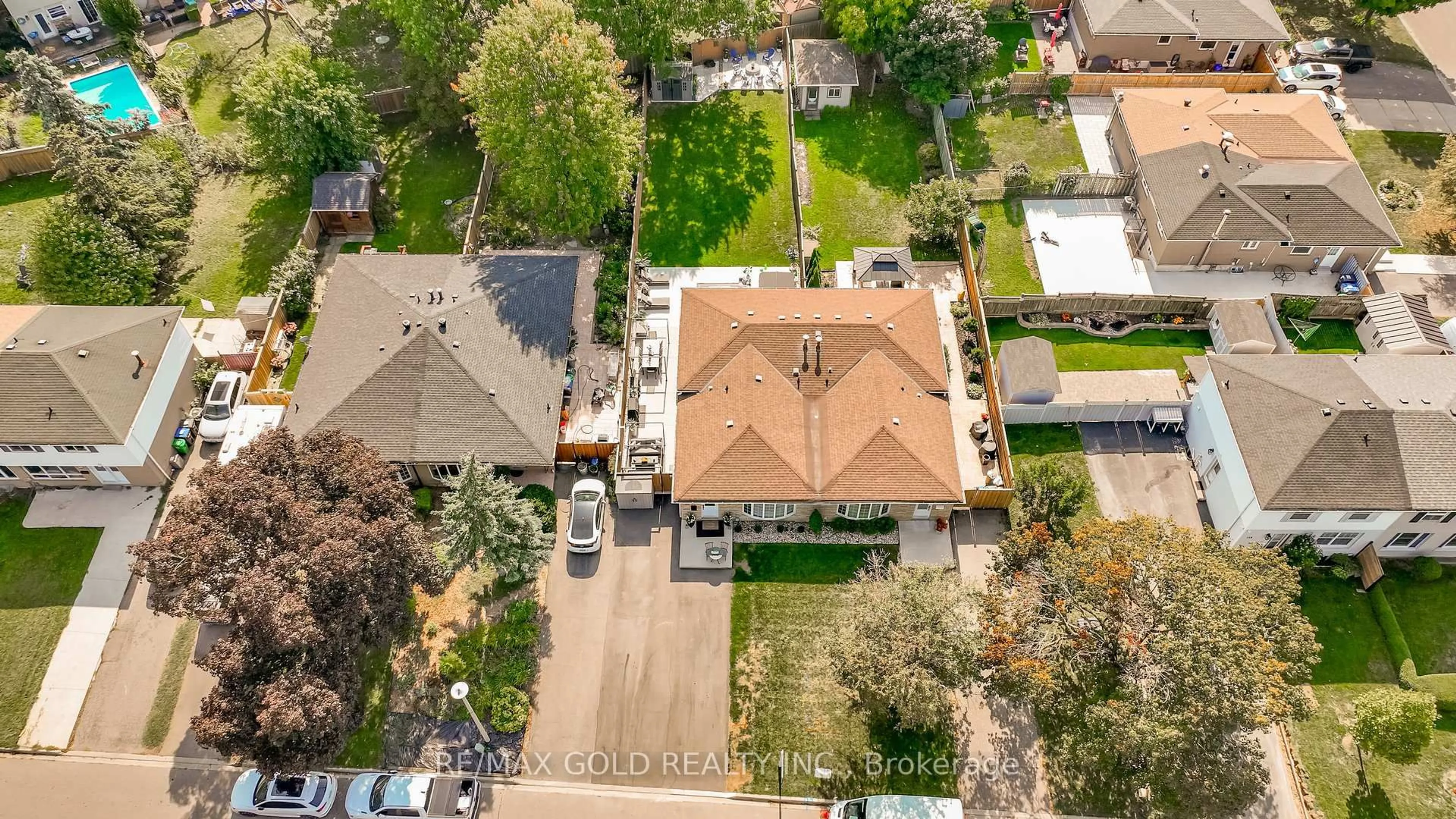 A pic from outside/outdoor area/front of a property/back of a property/a pic from drone, street for 118 Fallingdale Cres, Brampton Ontario L6T 3J6