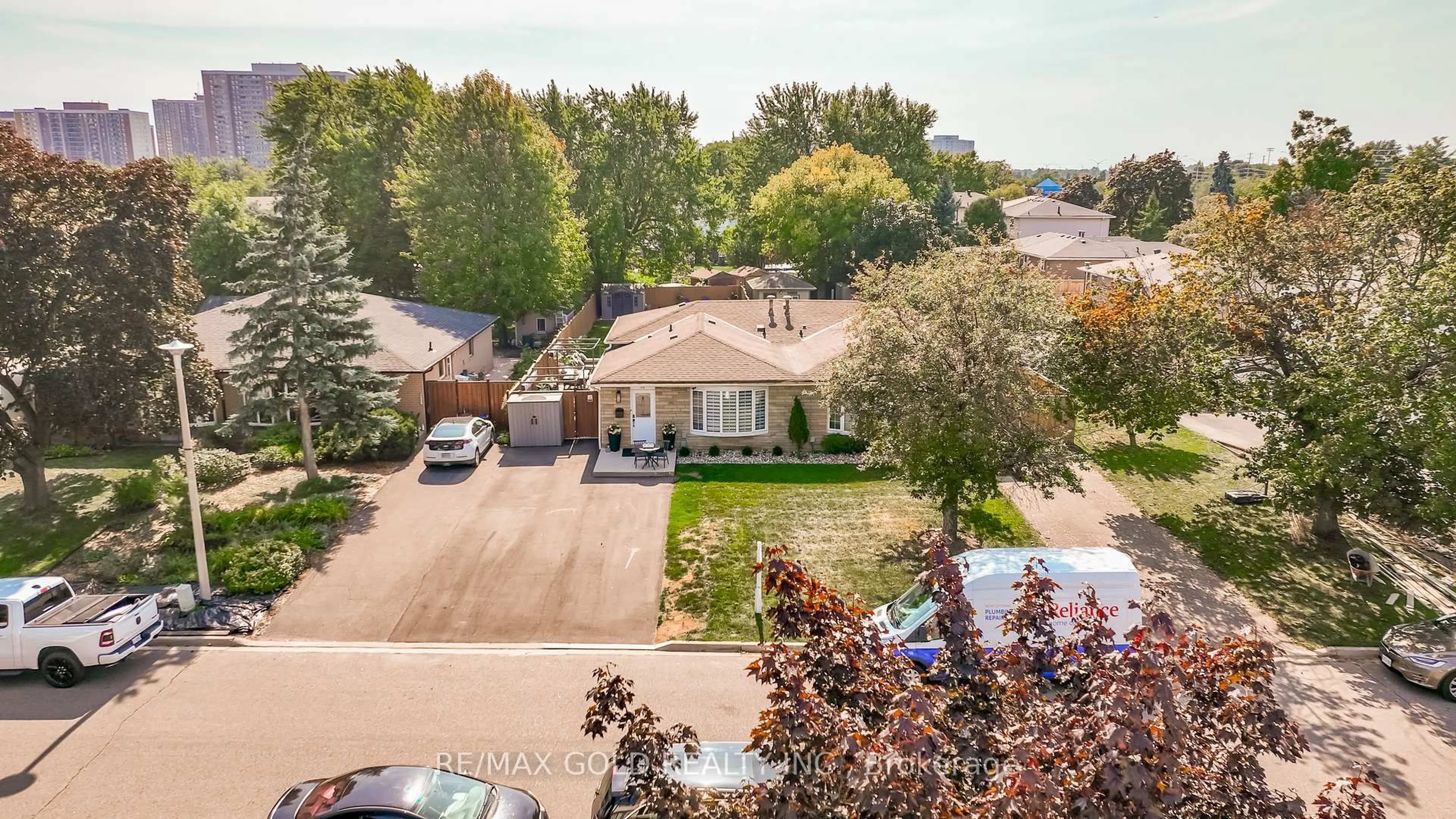 A pic from outside/outdoor area/front of a property/back of a property/a pic from drone, street for 118 Fallingdale Cres, Brampton Ontario L6T 3J6
