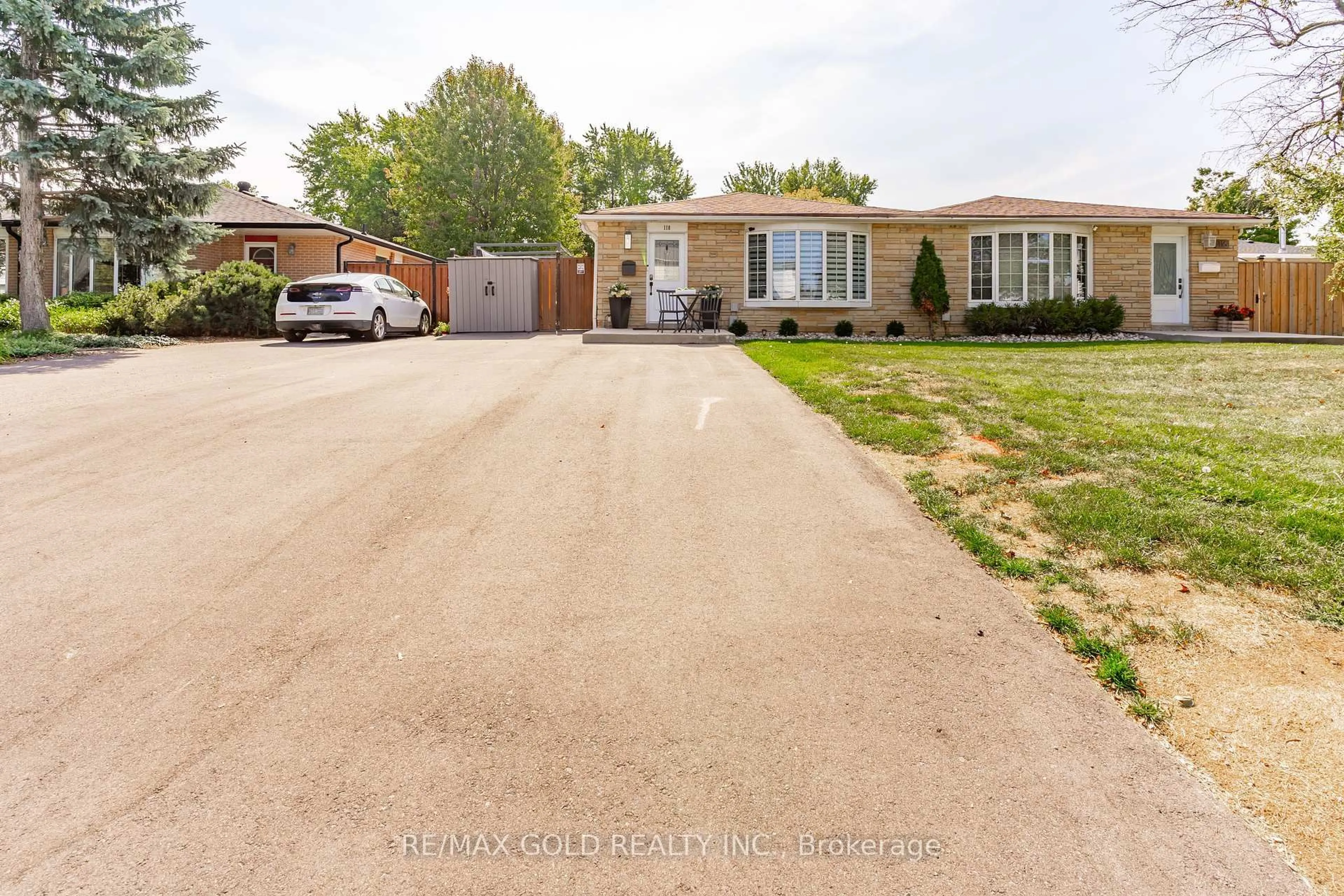 A pic from outside/outdoor area/front of a property/back of a property/a pic from drone, street for 118 Fallingdale Cres, Brampton Ontario L6T 3J6
