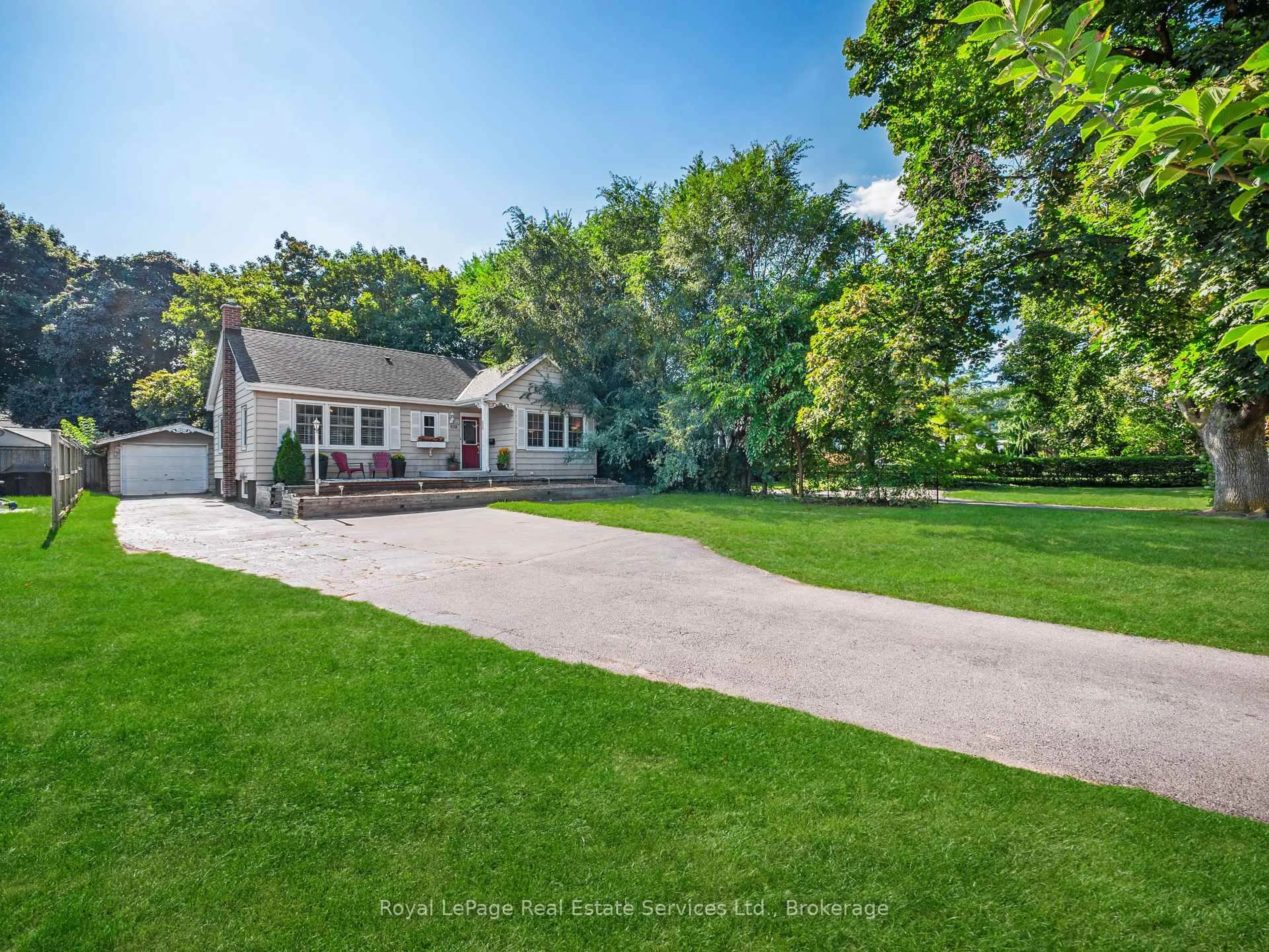 A pic from outside/outdoor area/front of a property/back of a property/a pic from drone, unknown for 938 King Rd, Burlington Ontario L7T 3L3