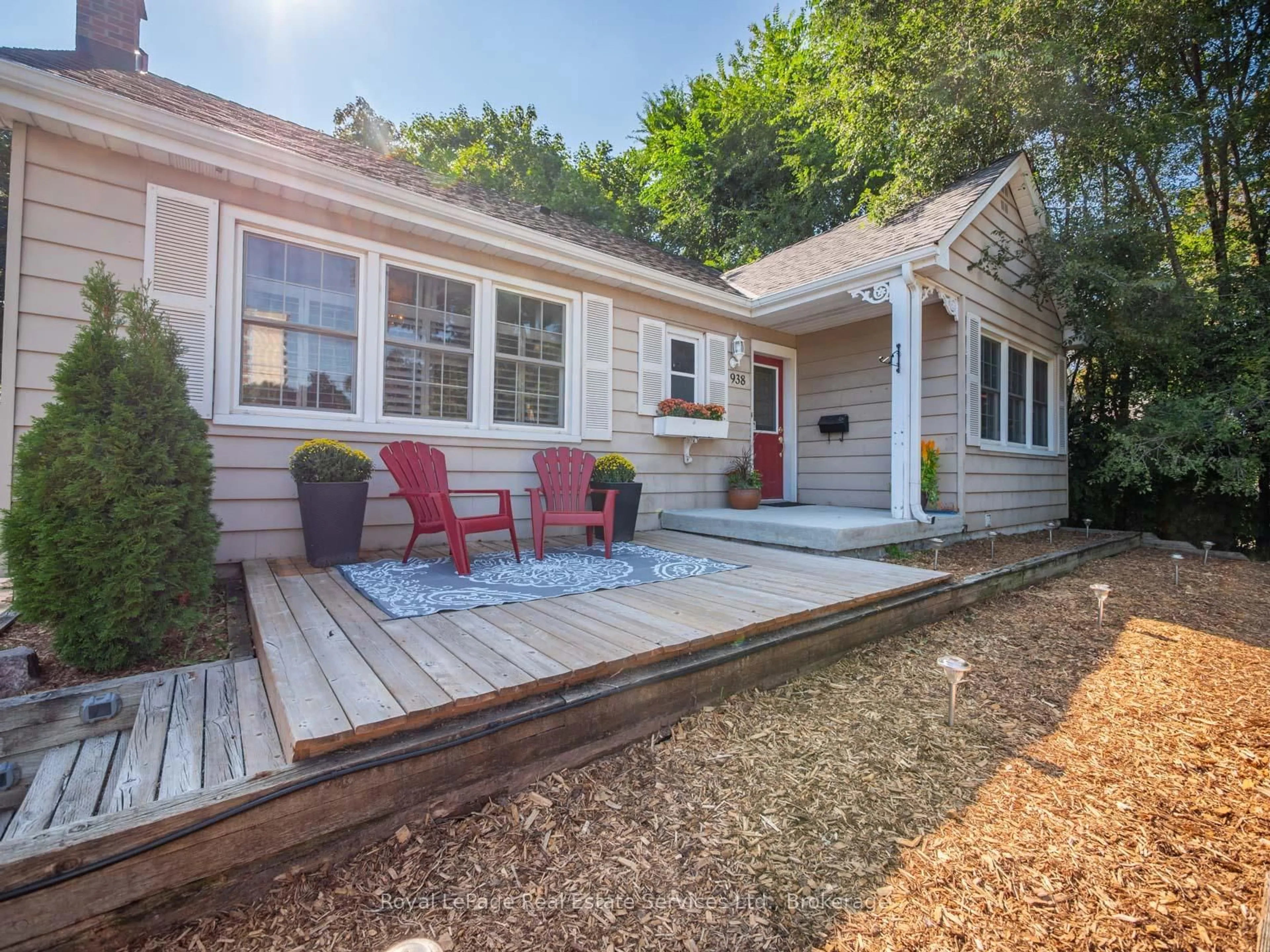 Home with vinyl exterior material, street for 938 King Rd, Burlington Ontario L7T 3L3