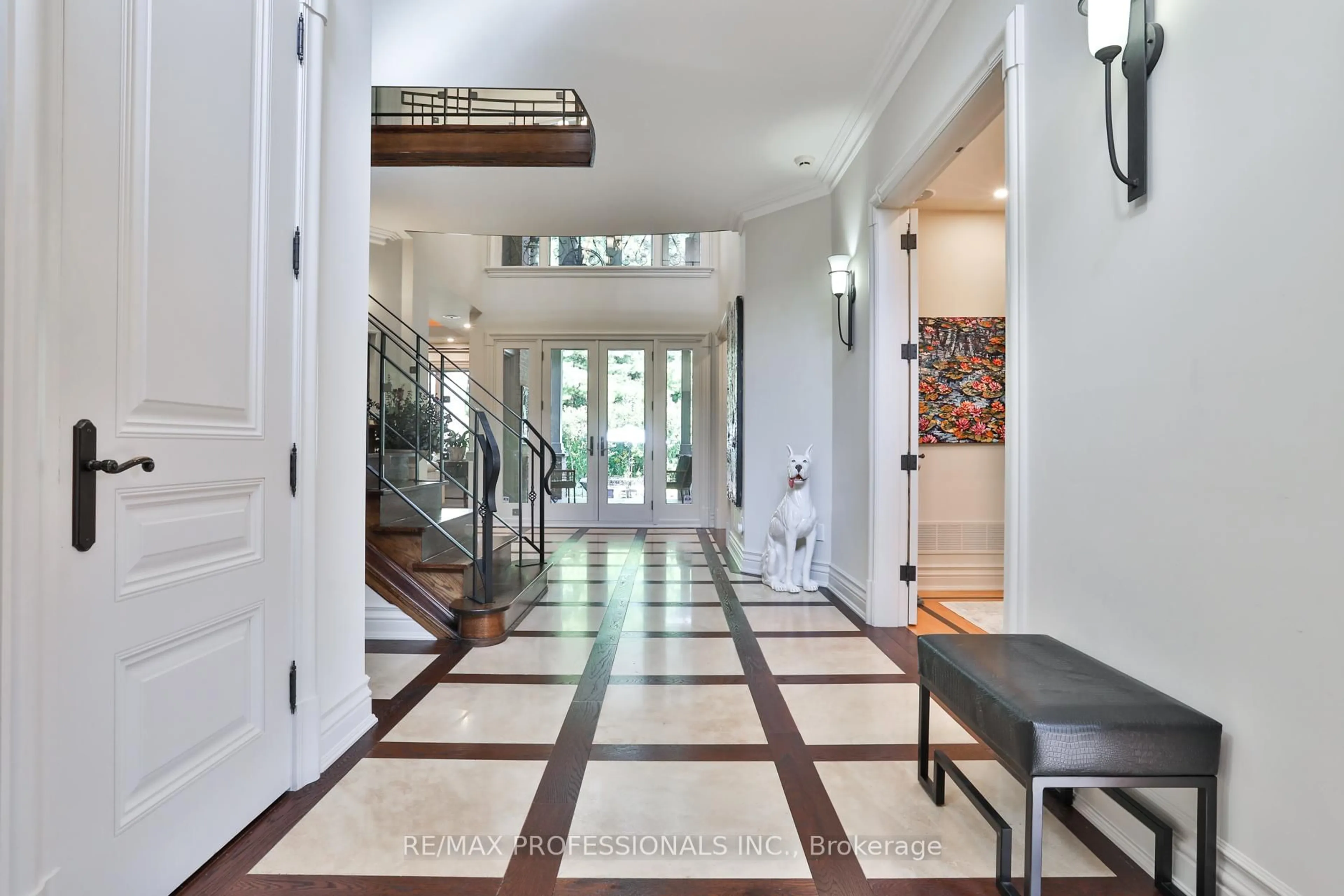 Indoor foyer for 106 Chestnut Hills Pkwy, Toronto Ontario M9A 3R3