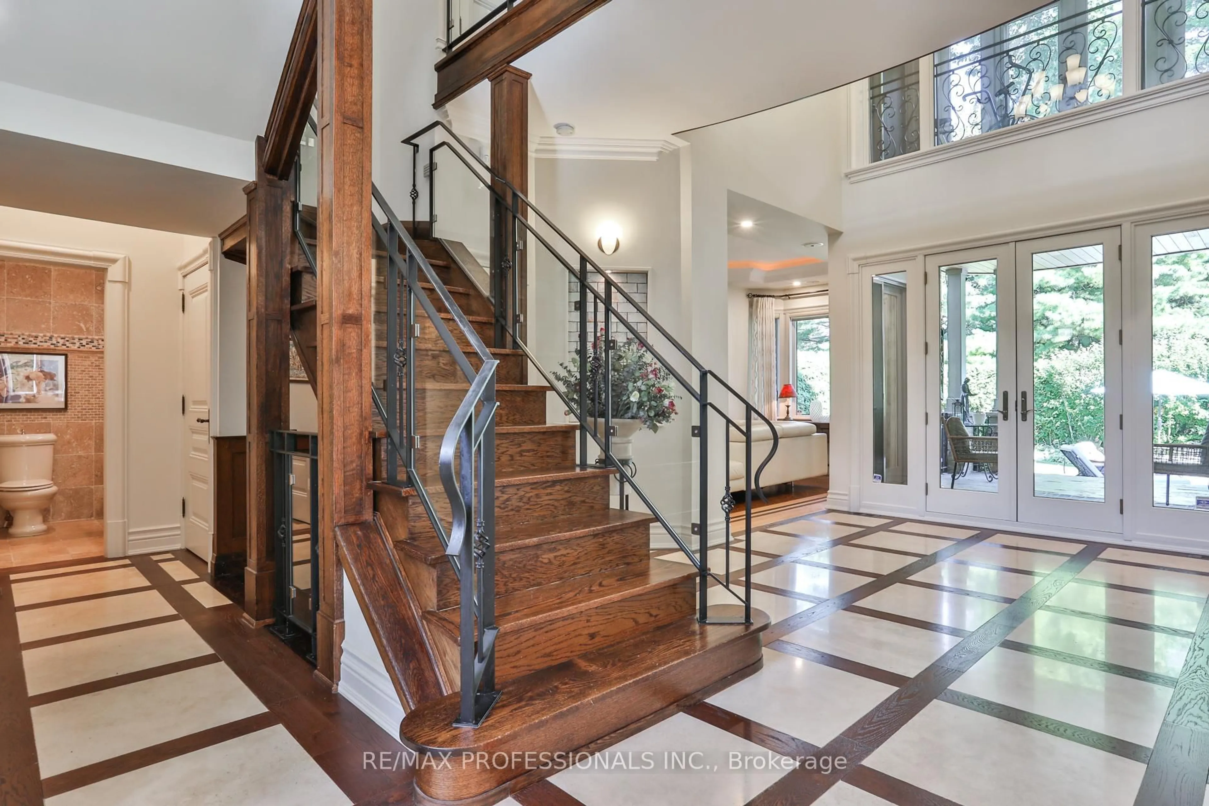 Indoor foyer for 106 Chestnut Hills Pkwy, Toronto Ontario M9A 3R3