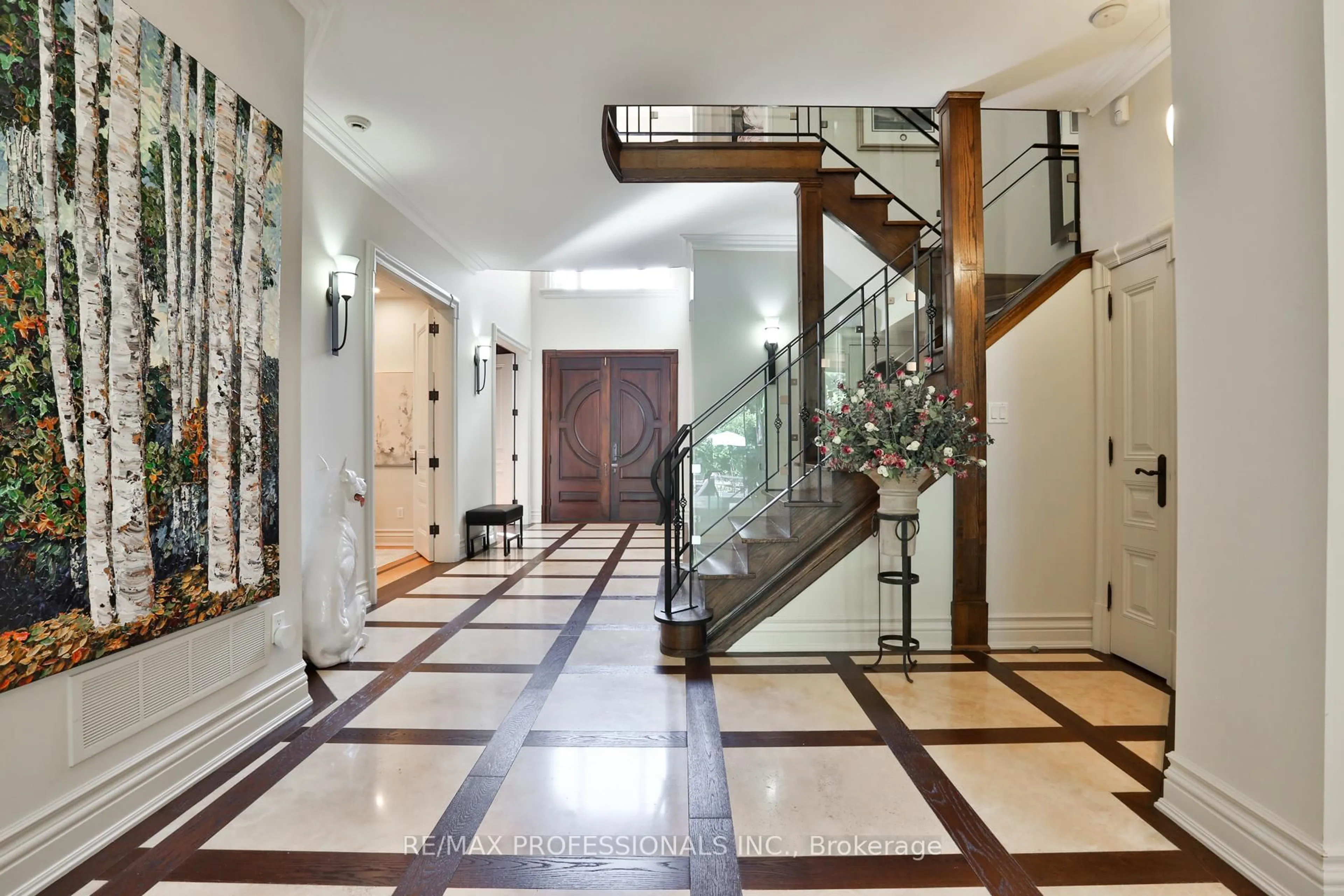 Indoor foyer for 106 Chestnut Hills Pkwy, Toronto Ontario M9A 3R3