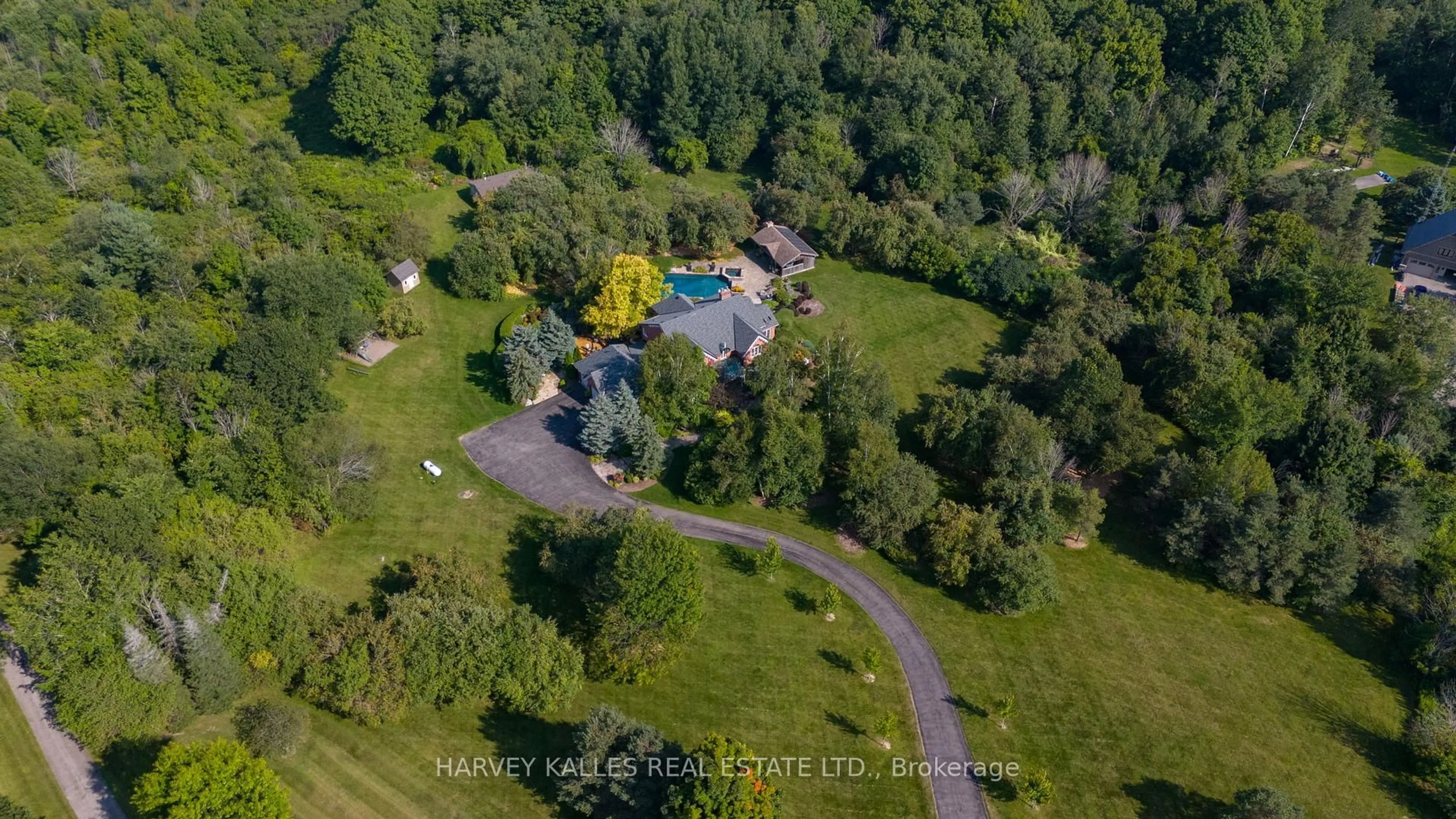 A pic from outside/outdoor area/front of a property/back of a property/a pic from drone, unknown for 3 Rutland Hill Crt, Caledon Ontario L7C 0B4