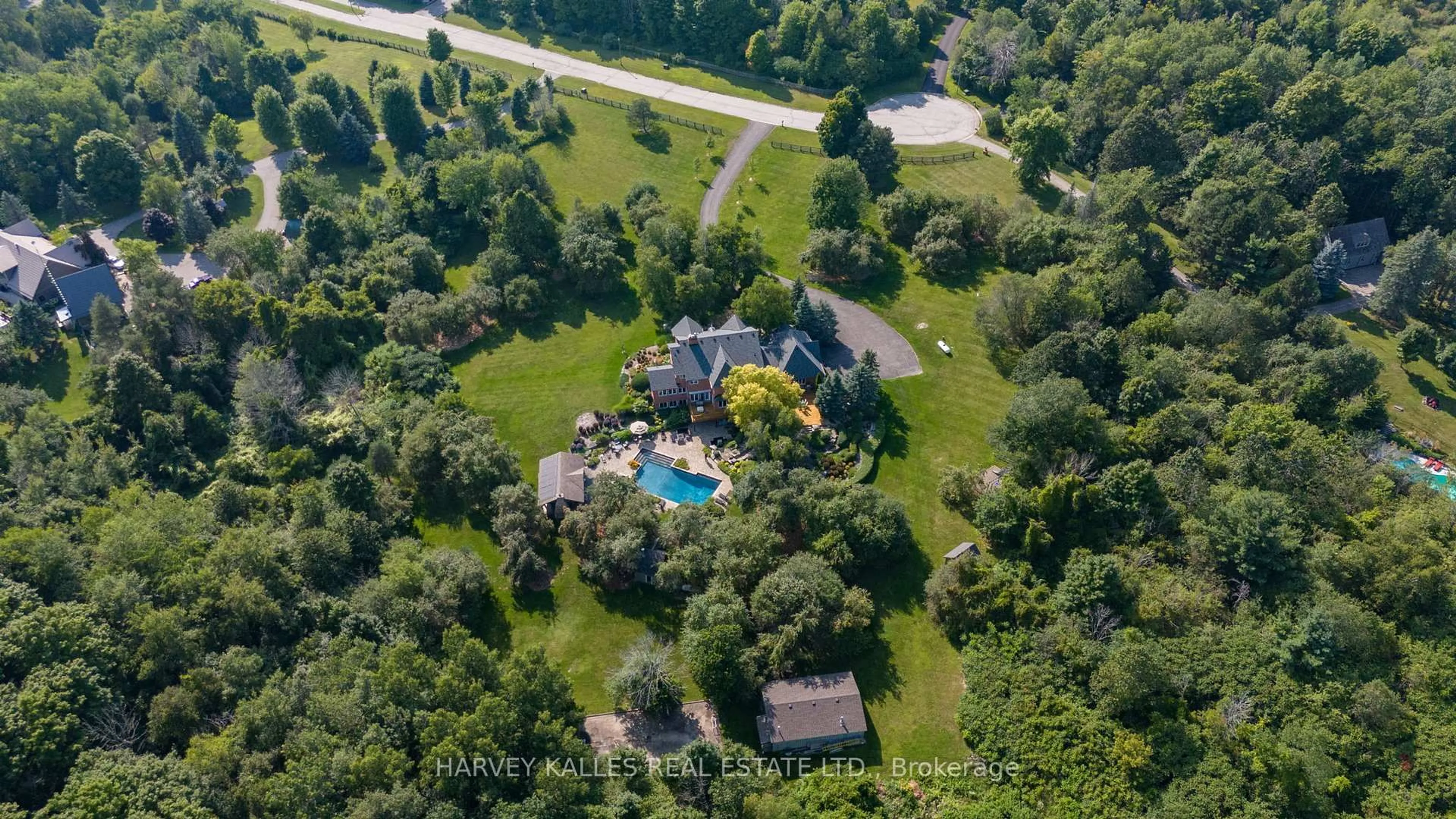 A pic from outside/outdoor area/front of a property/back of a property/a pic from drone, unknown for 3 Rutland Hill Crt, Caledon Ontario L7C 0B4