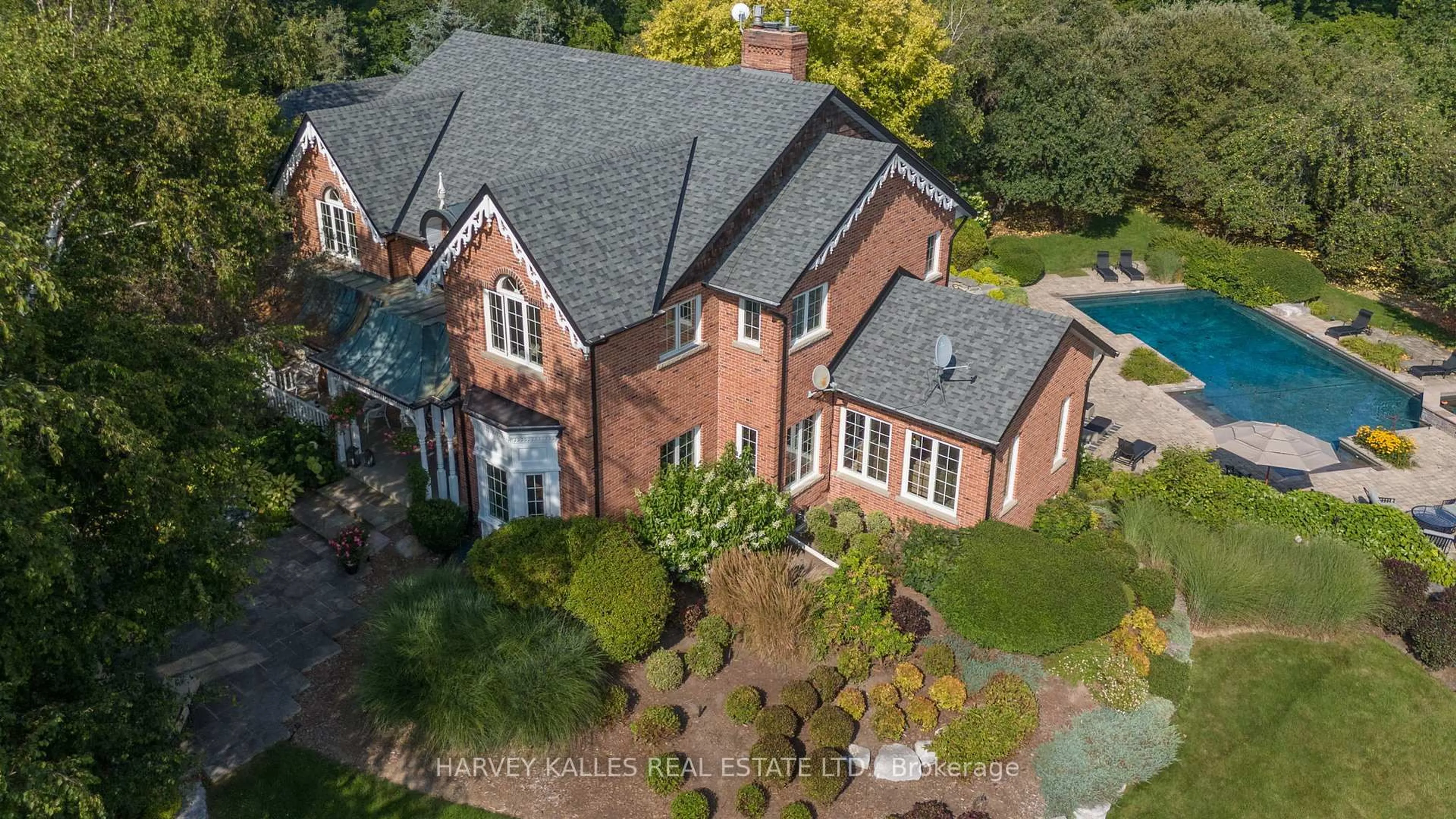 A pic from outside/outdoor area/front of a property/back of a property/a pic from drone, street for 3 Rutland Hill Crt, Caledon Ontario L7C 0B4