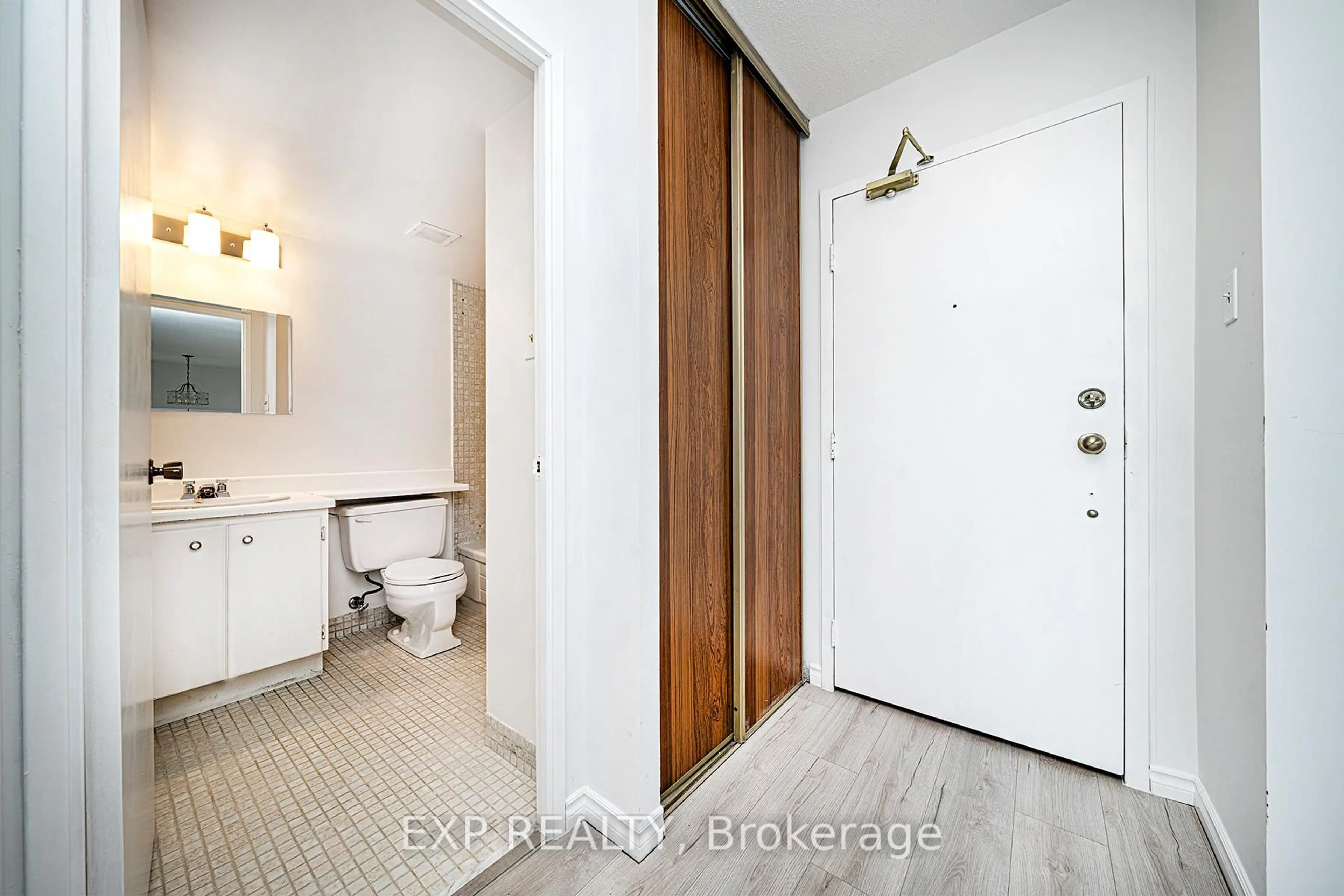 Indoor entryway for 3 Lisa St #512, Brampton Ontario L6T 4A2