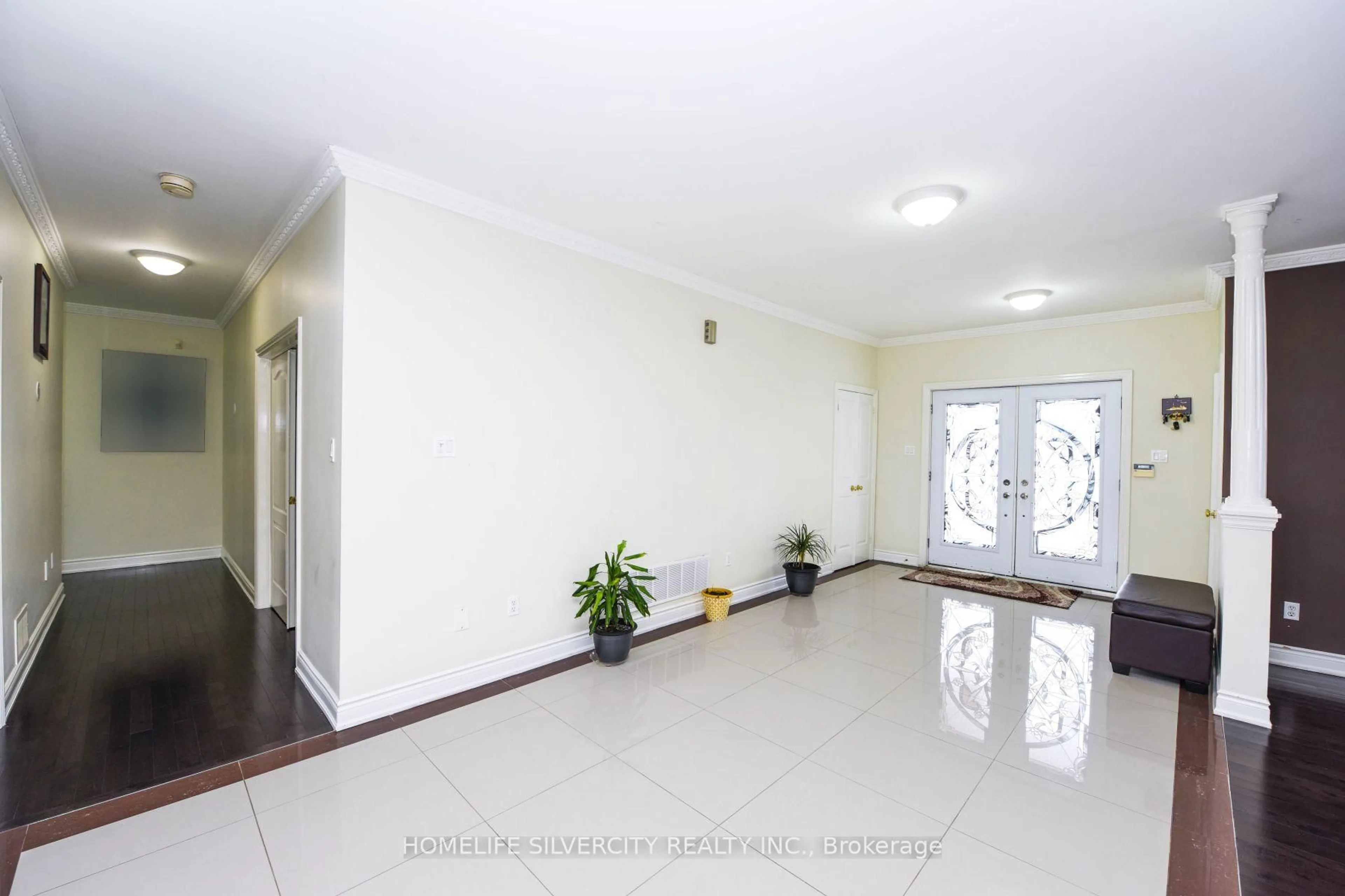 Indoor foyer for 14707 Dixie Rd, Caledon Ontario L7C 2M9
