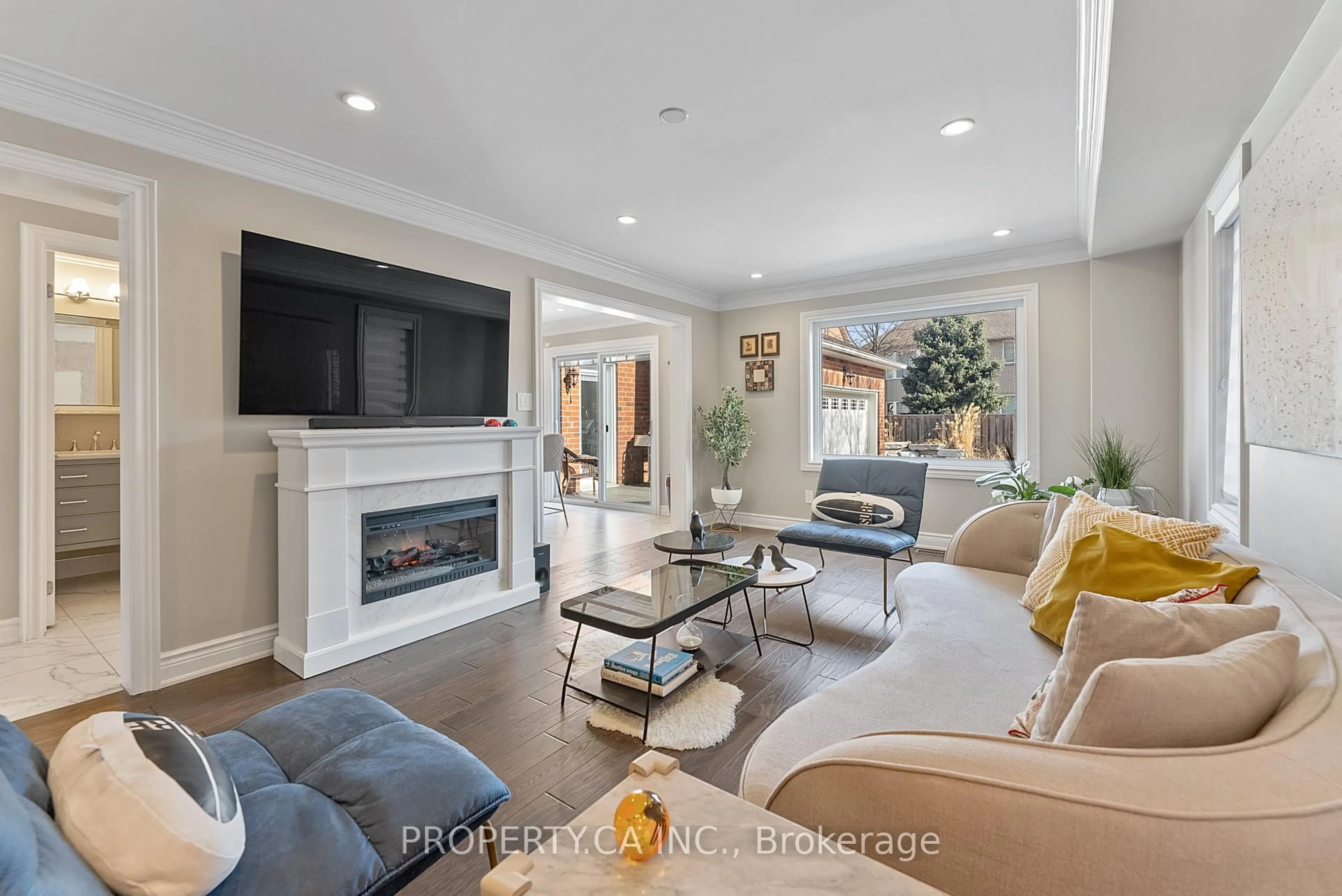 Living room with furniture, unknown for 2057 Peak Pl, Oakville Ontario L6H 5T1