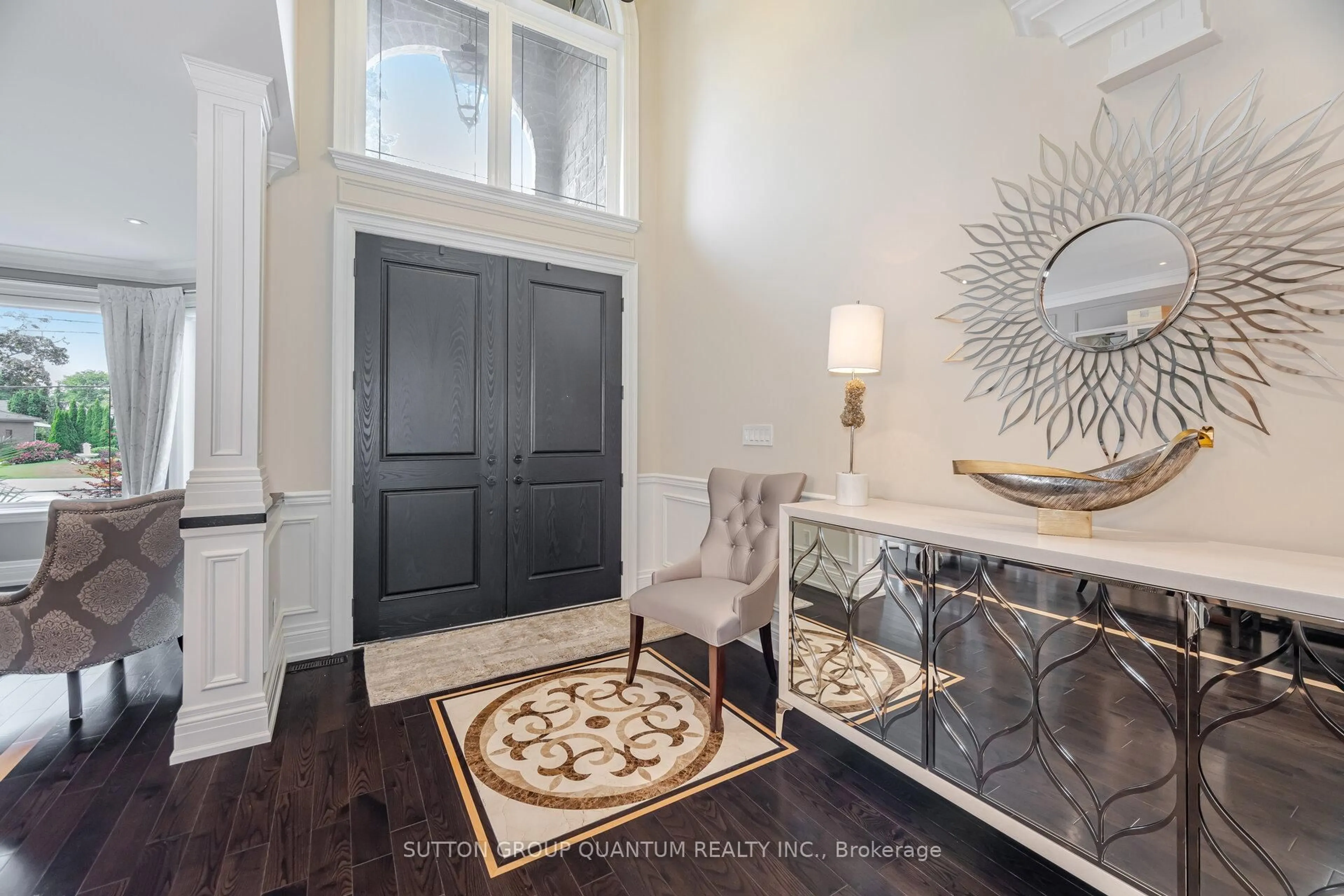 Indoor entryway for 2563 Cliff Rd, Mississauga Ontario L5A 2P5