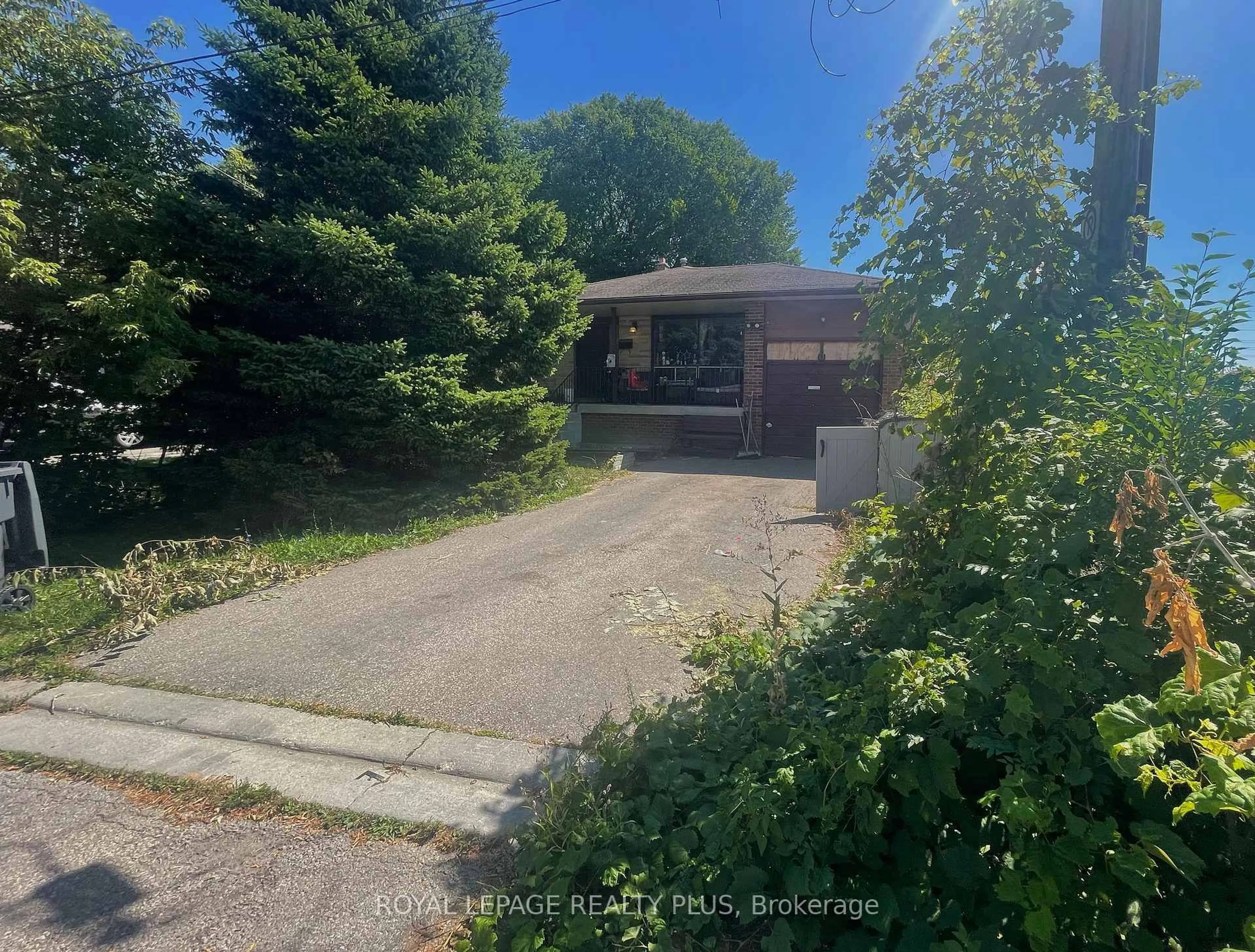 A pic from outside/outdoor area/front of a property/back of a property/a pic from drone, street for 834 Sixth St, Mississauga Ontario L5E 1N4