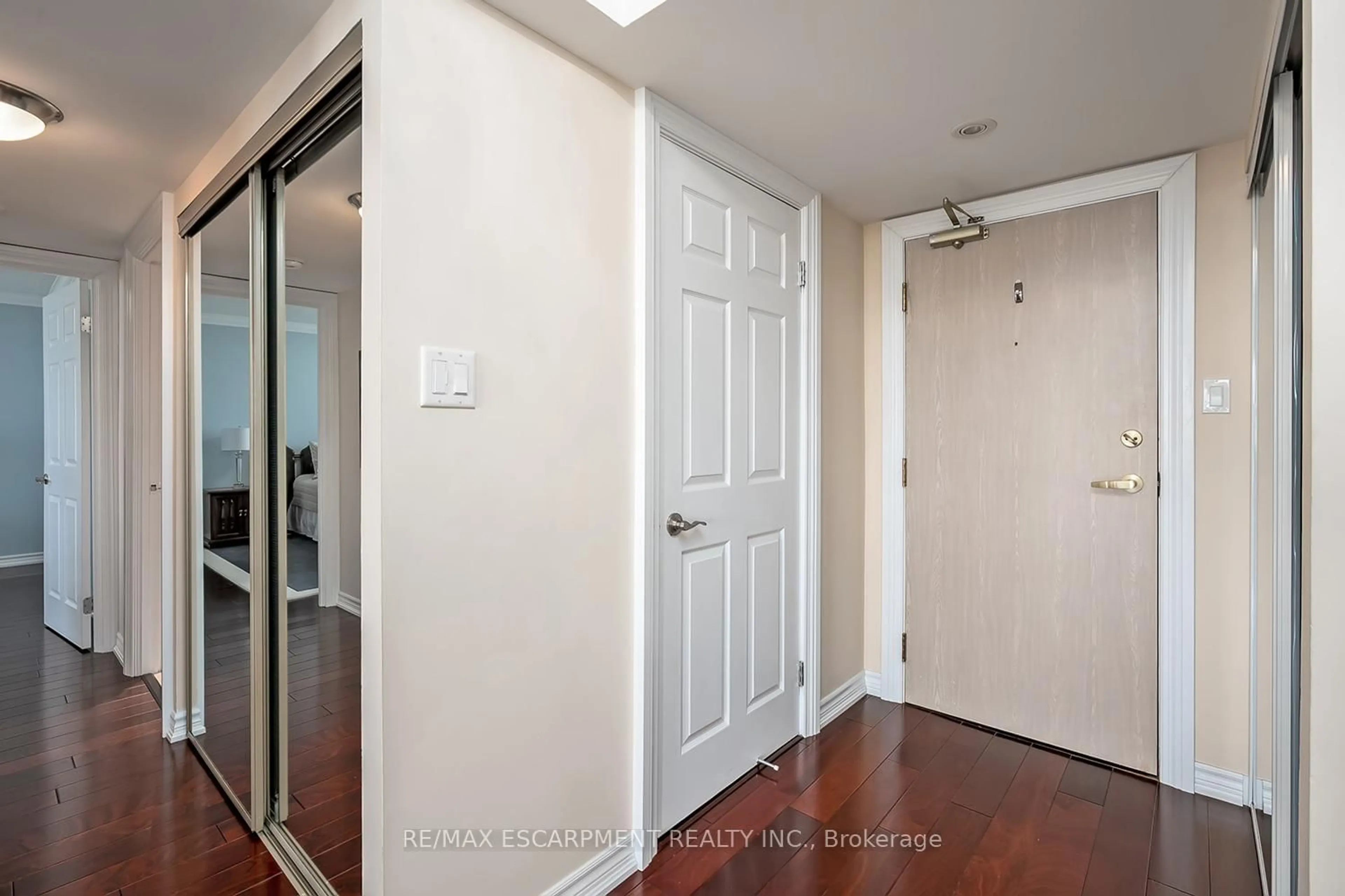 Indoor entryway for 1271 Walden Circ #PH105, Mississauga Ontario L5J 4R4