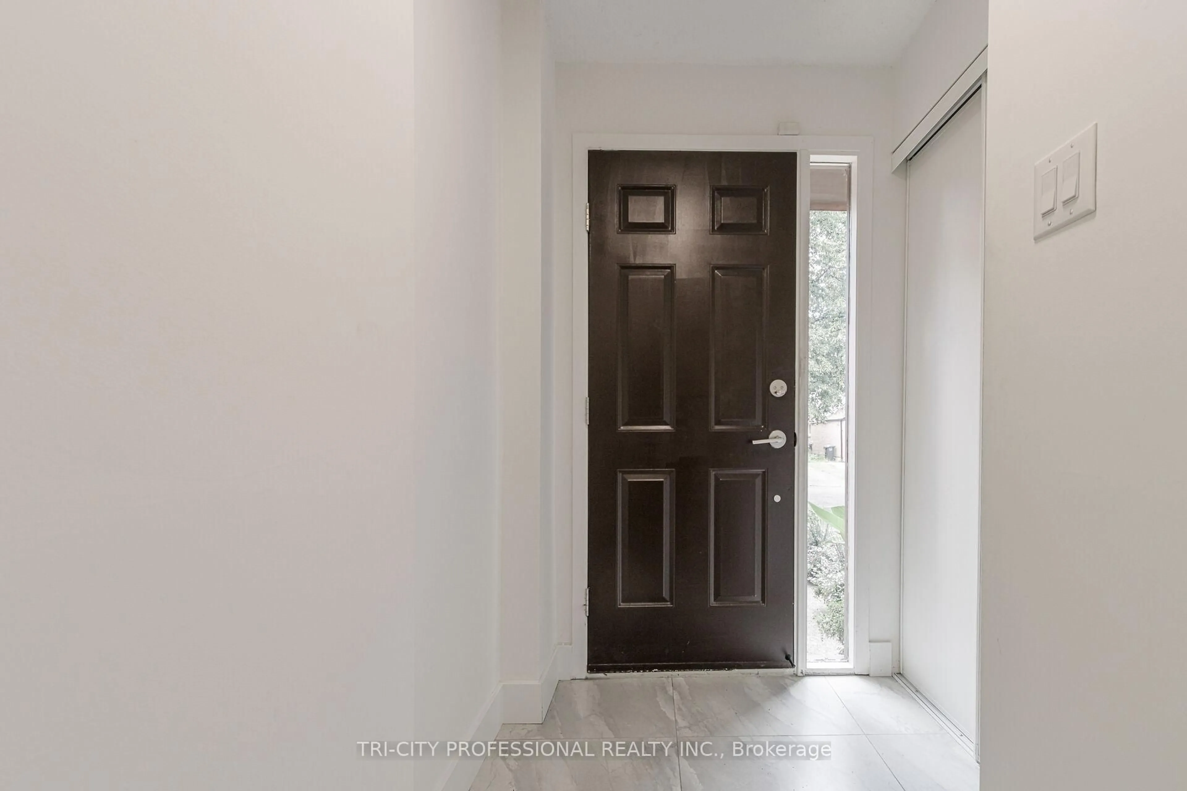 Indoor entryway for 16 Mangrove Rd, Brampton Ontario L6S 3Y1