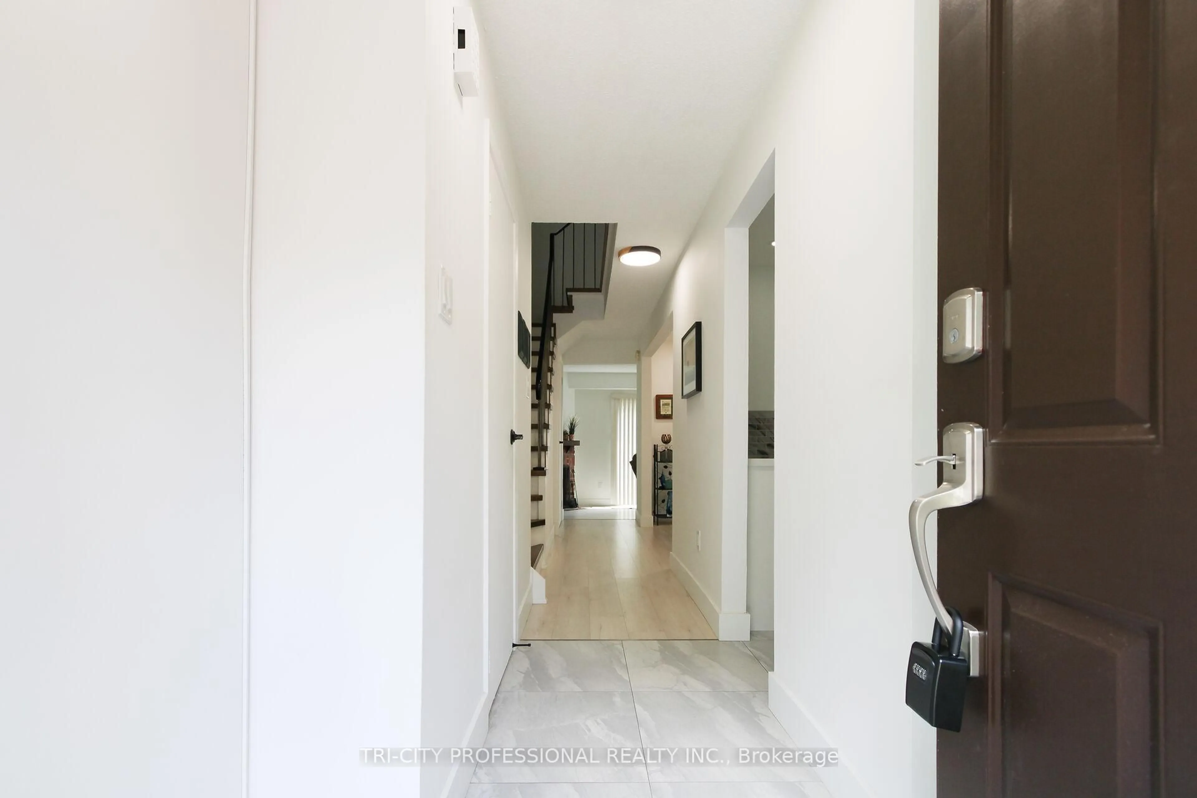 Indoor foyer for 16 Mangrove Rd, Brampton Ontario L6S 3Y1