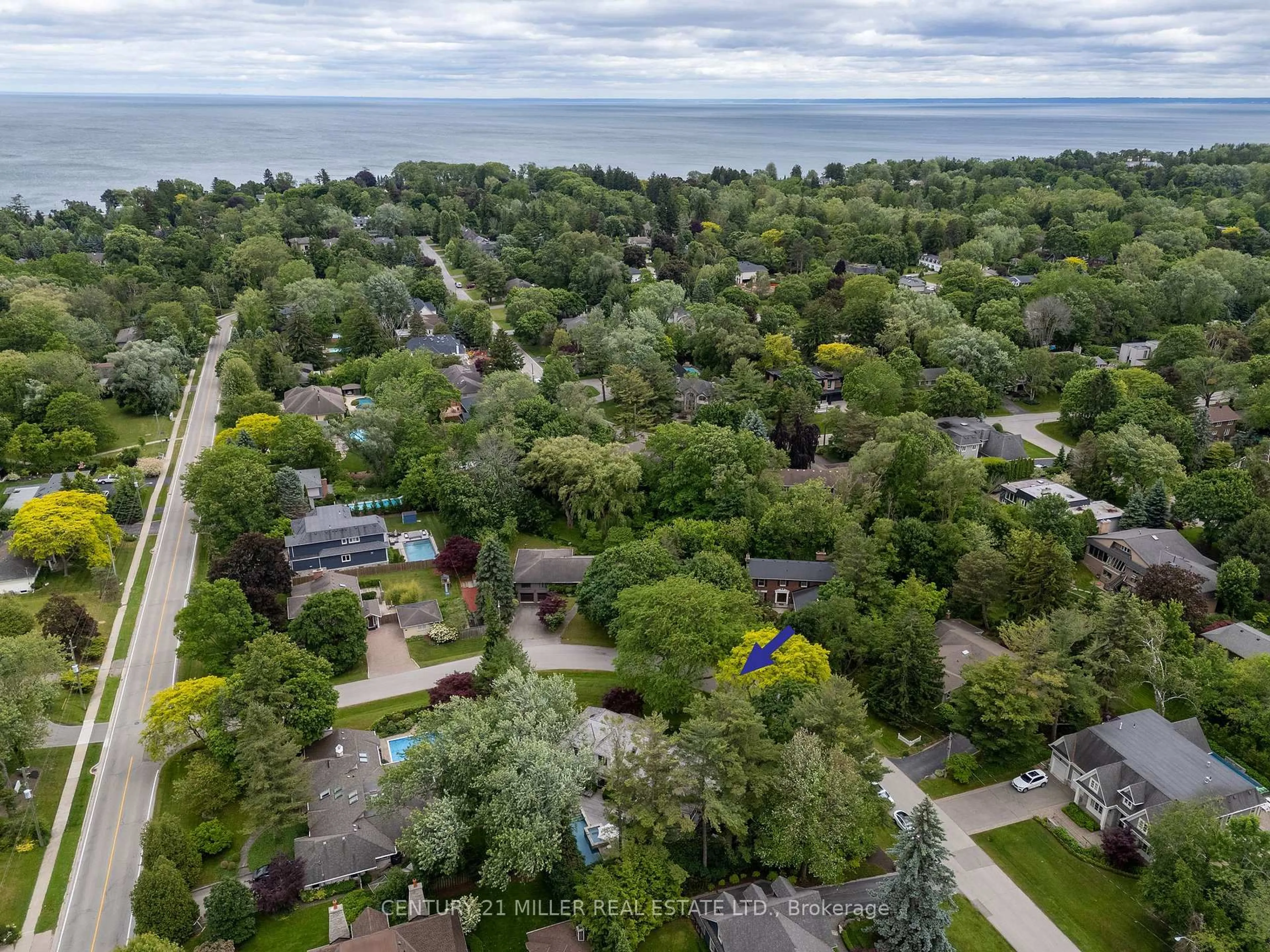 A pic from outside/outdoor area/front of a property/back of a property/a pic from drone, water/lake/river/ocean view for 243 Alscot Cres, Oakville Ontario L6J 4R5