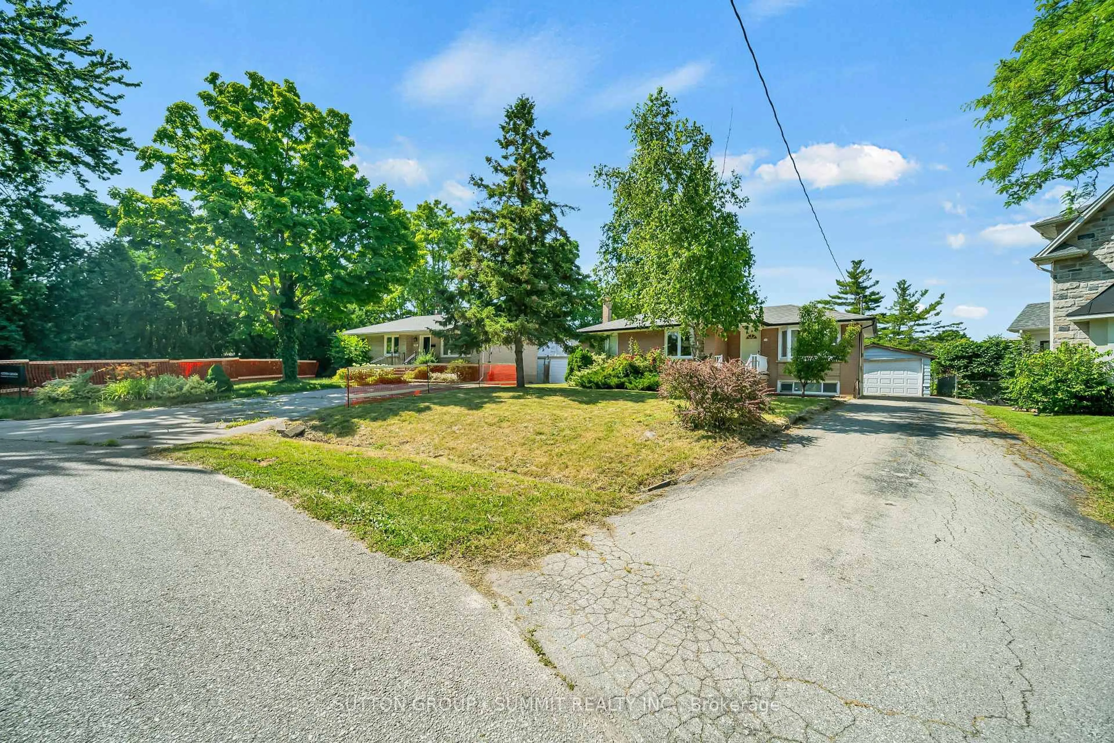 A pic from outside/outdoor area/front of a property/back of a property/a pic from drone, street for 465 Seaton Dr, Oakville Ontario L6L 3Y3