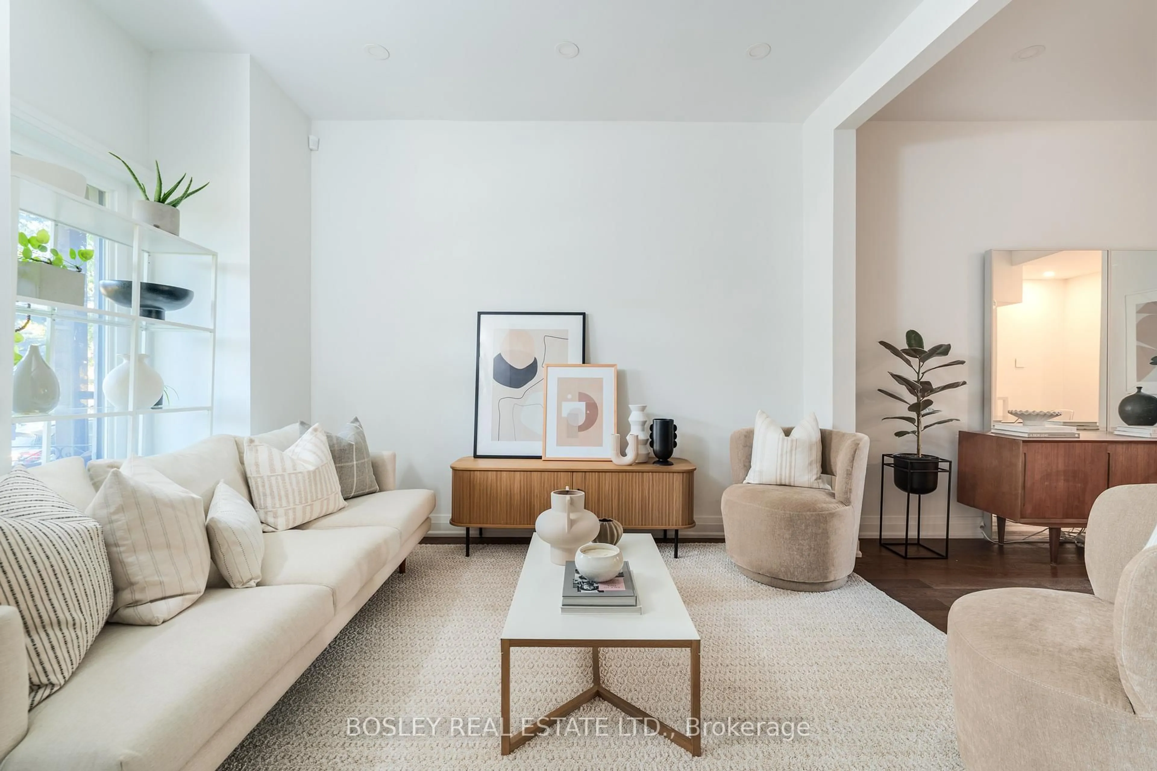 Living room with furniture, unknown for 299 Maria St, Toronto Ontario M6P 1W6