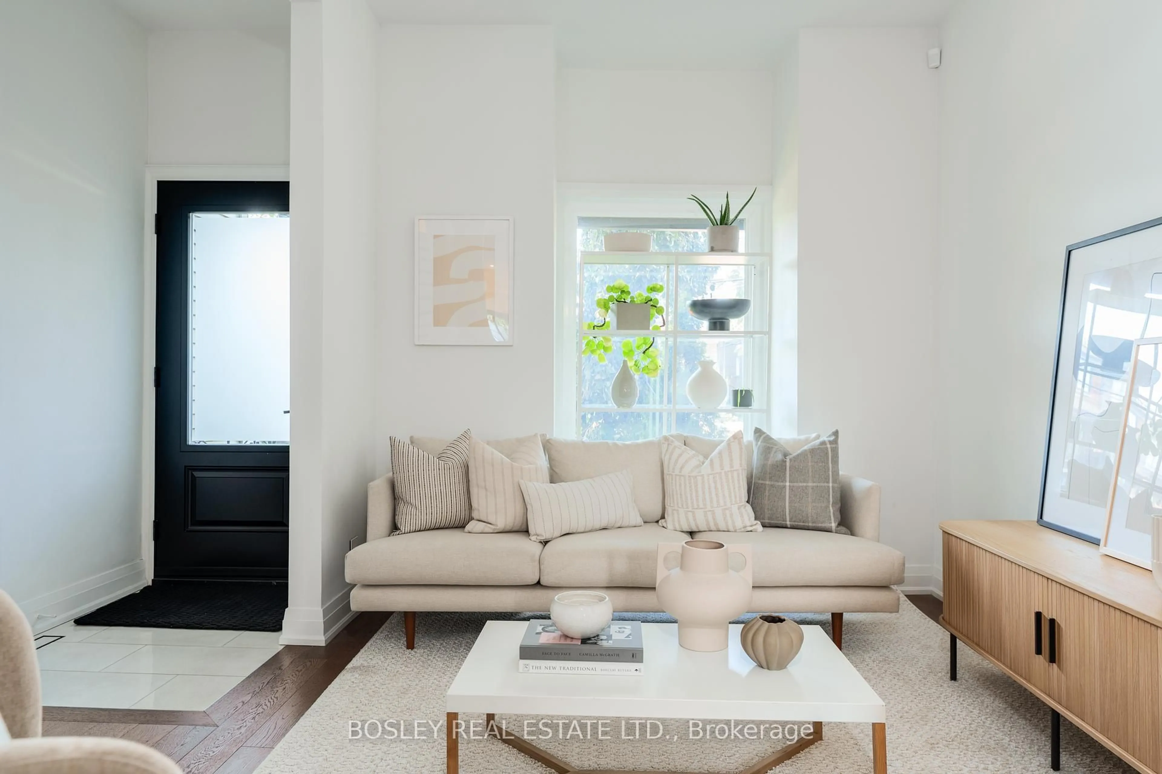 Living room with furniture, unknown for 299 Maria St, Toronto Ontario M6P 1W6