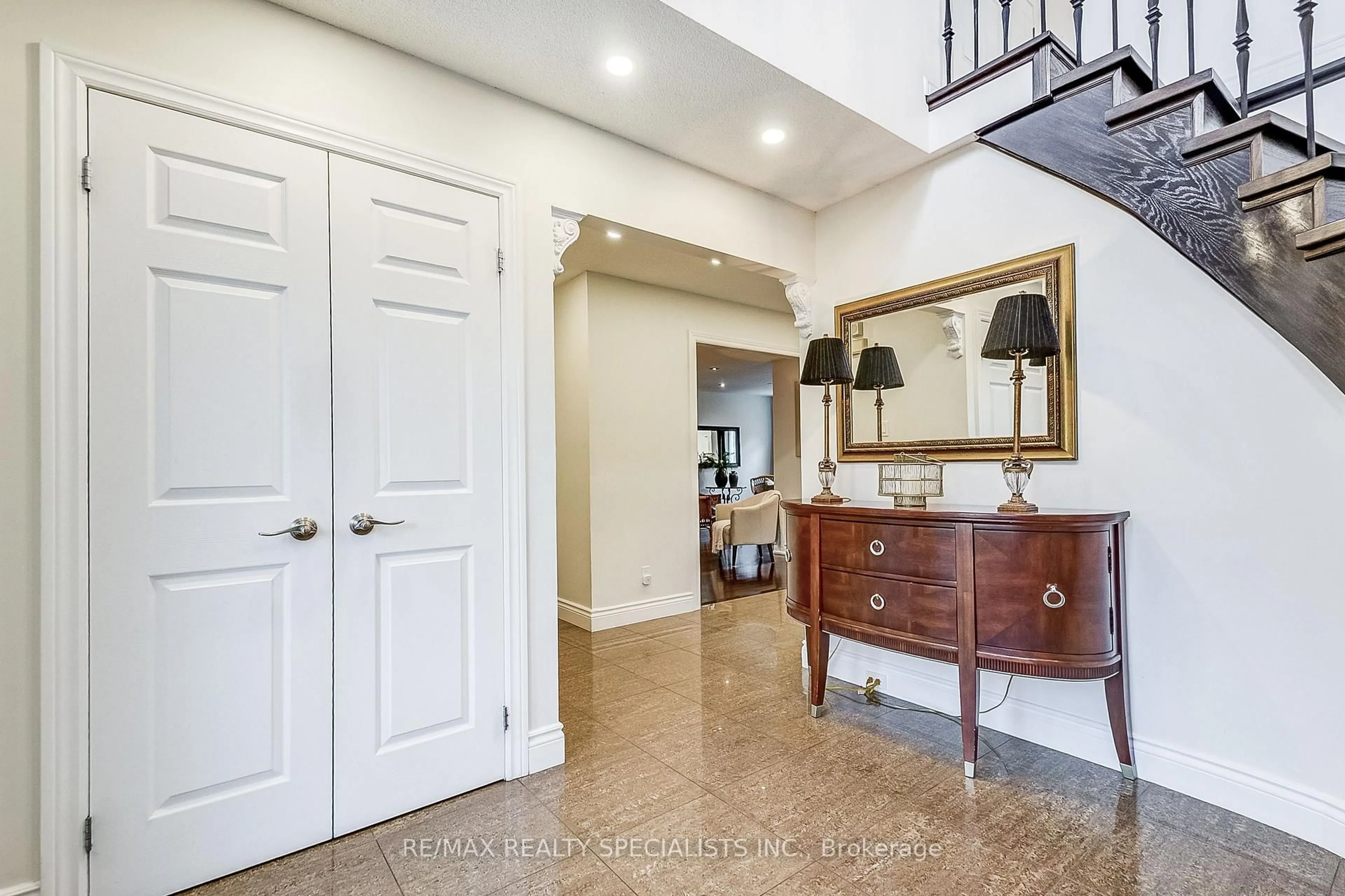 Indoor entryway for 4448 Weymouth Commons Cres, Mississauga Ontario L5R 1P4