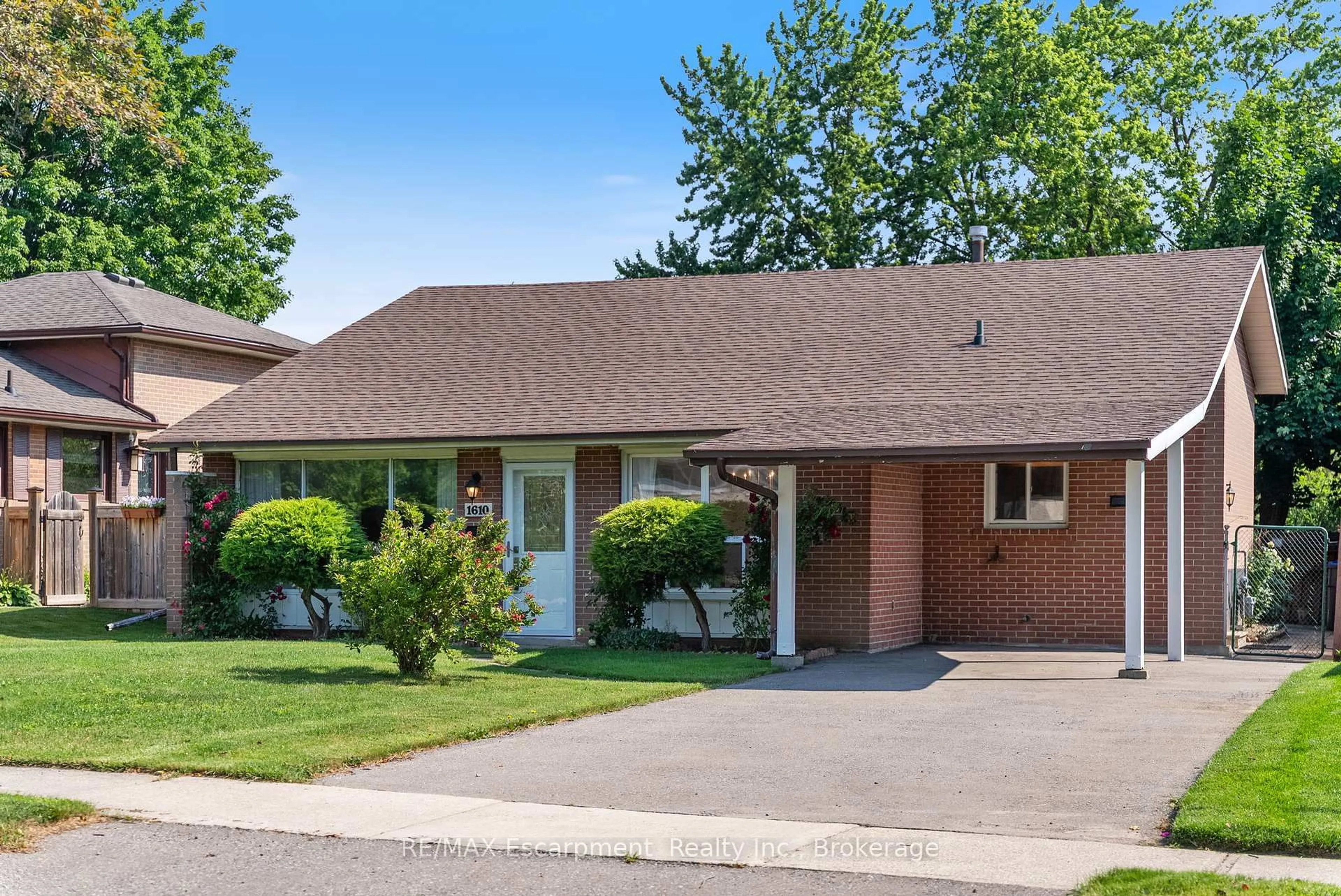 Home with brick exterior material, street for 1610 Hobbs Cres, Mississauga Ontario L5J 3R9