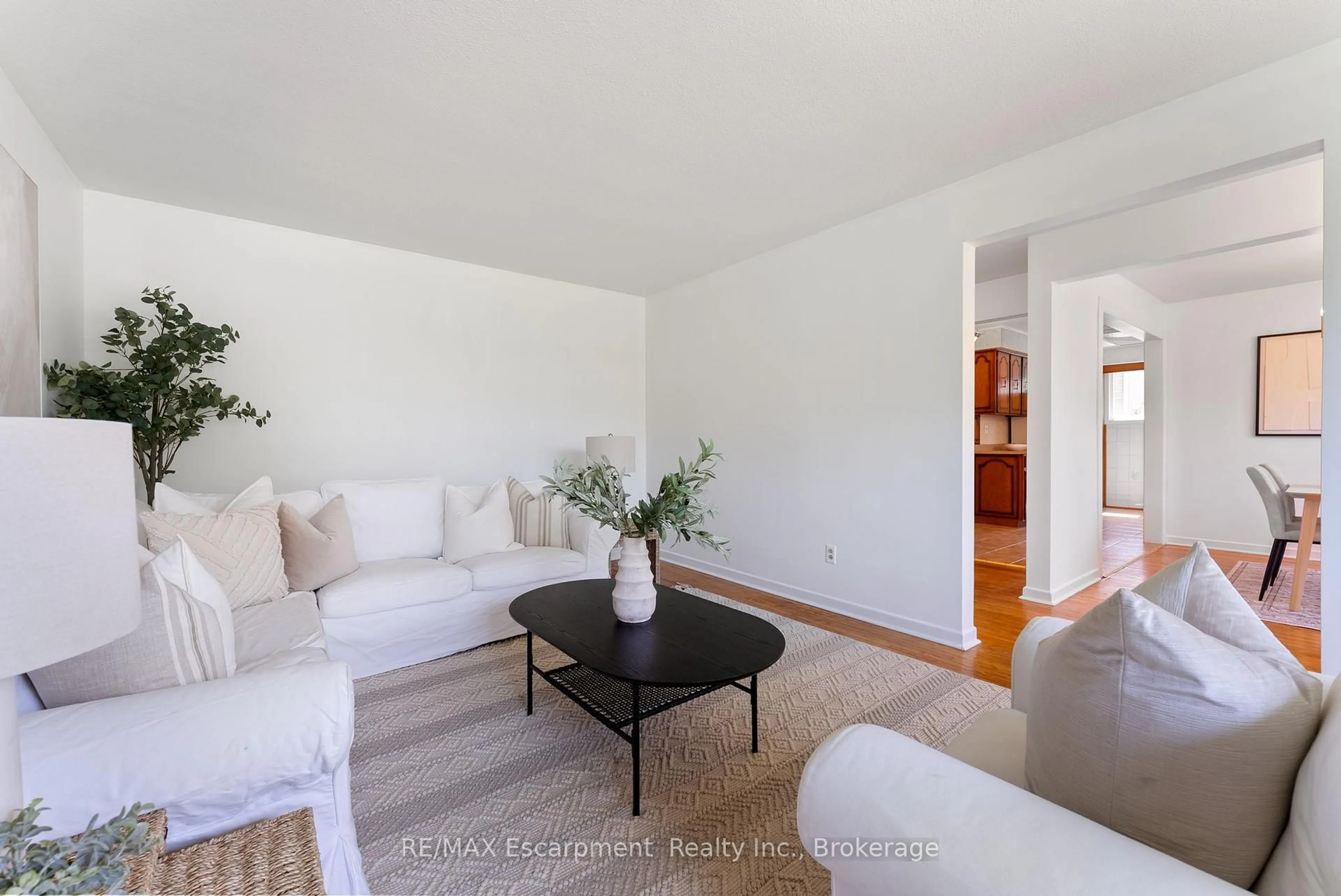 Living room with furniture, unknown for 1610 Hobbs Cres, Mississauga Ontario L5J 3R9
