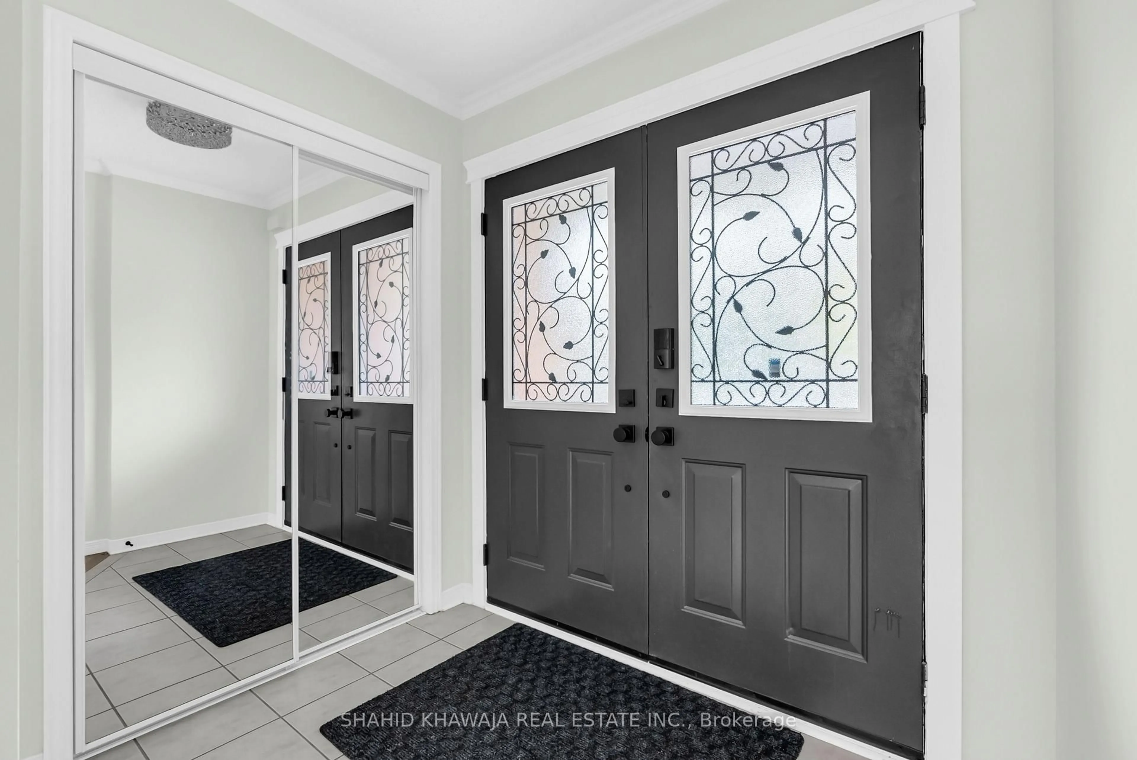 Indoor entryway for 5821 Rainberry Dr, Mississauga Ontario L5M 6S2