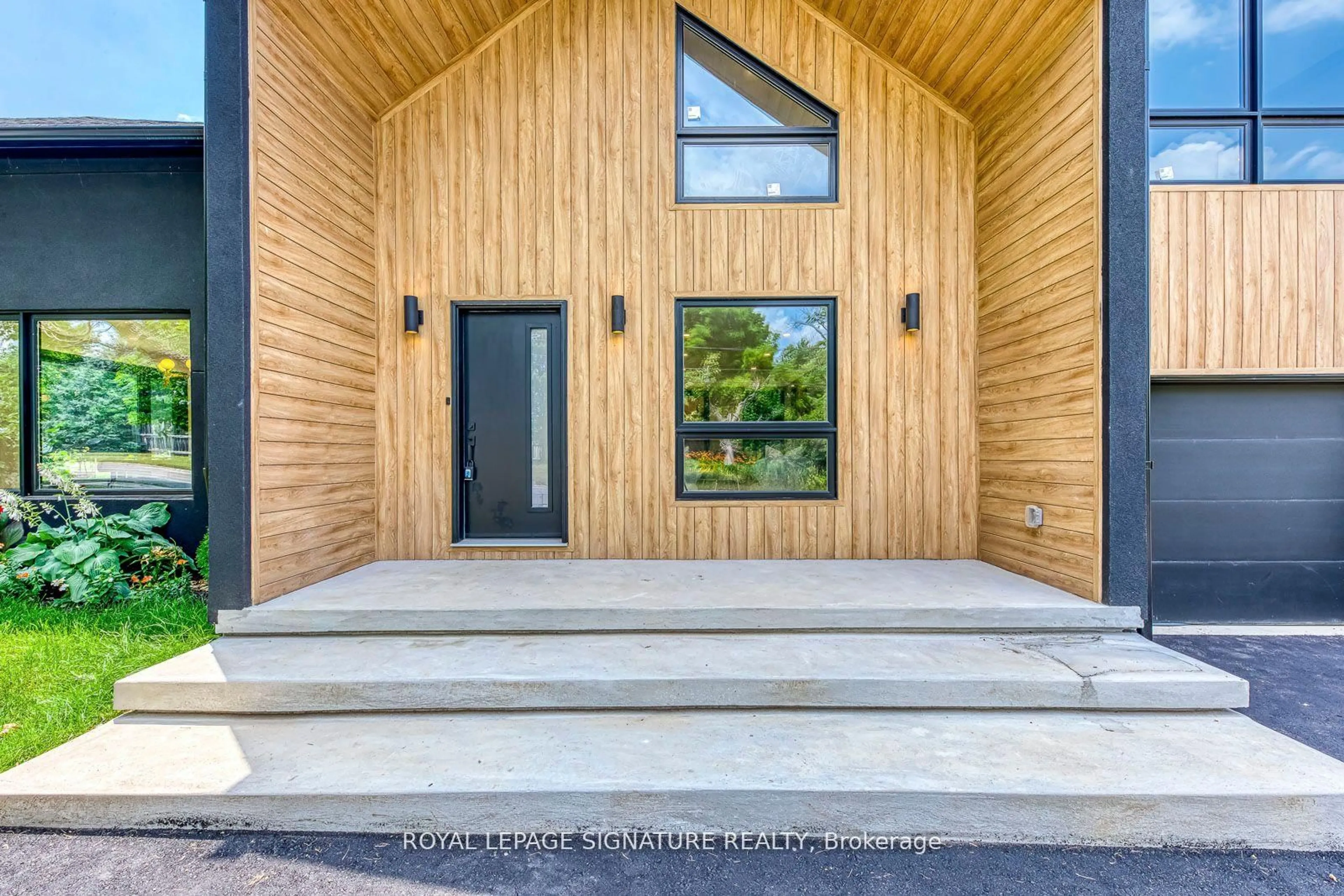 Indoor entryway for 11024 Trafalgar Rd, Halton Hills Ontario L7G 4S5
