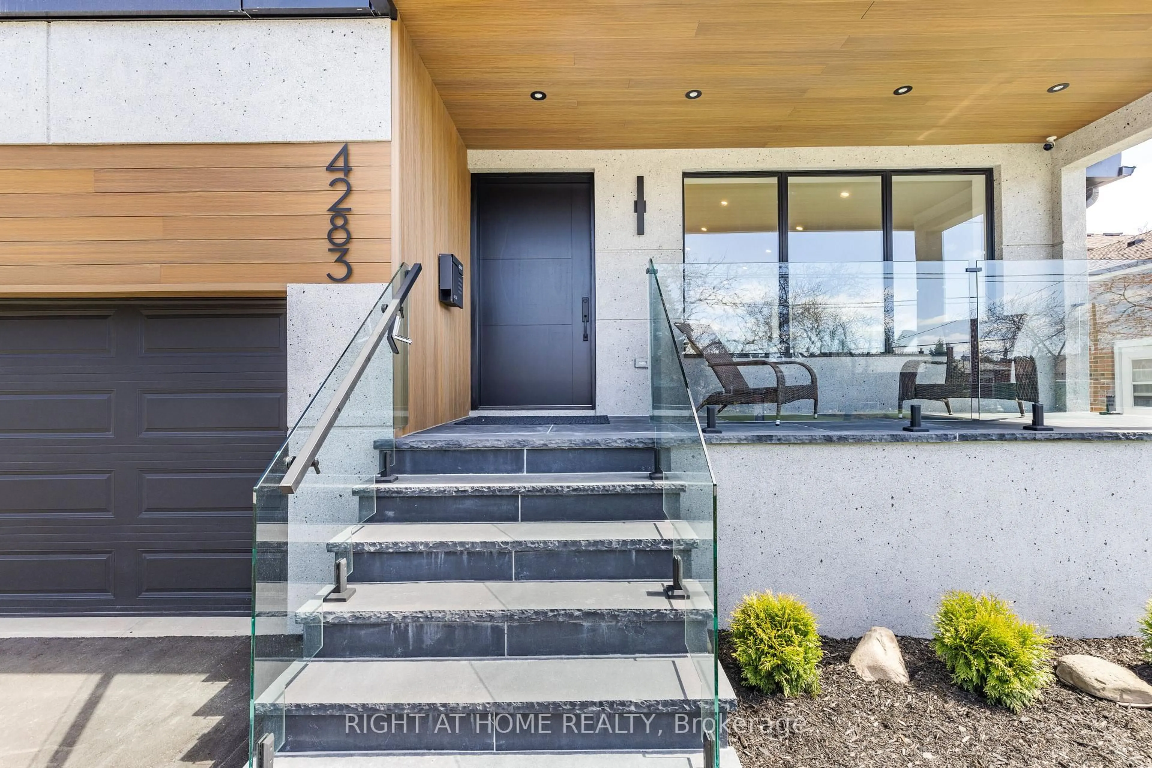 Indoor entryway for 4283 Wilcox Rd, Mississauga Ontario L4Z 1C3