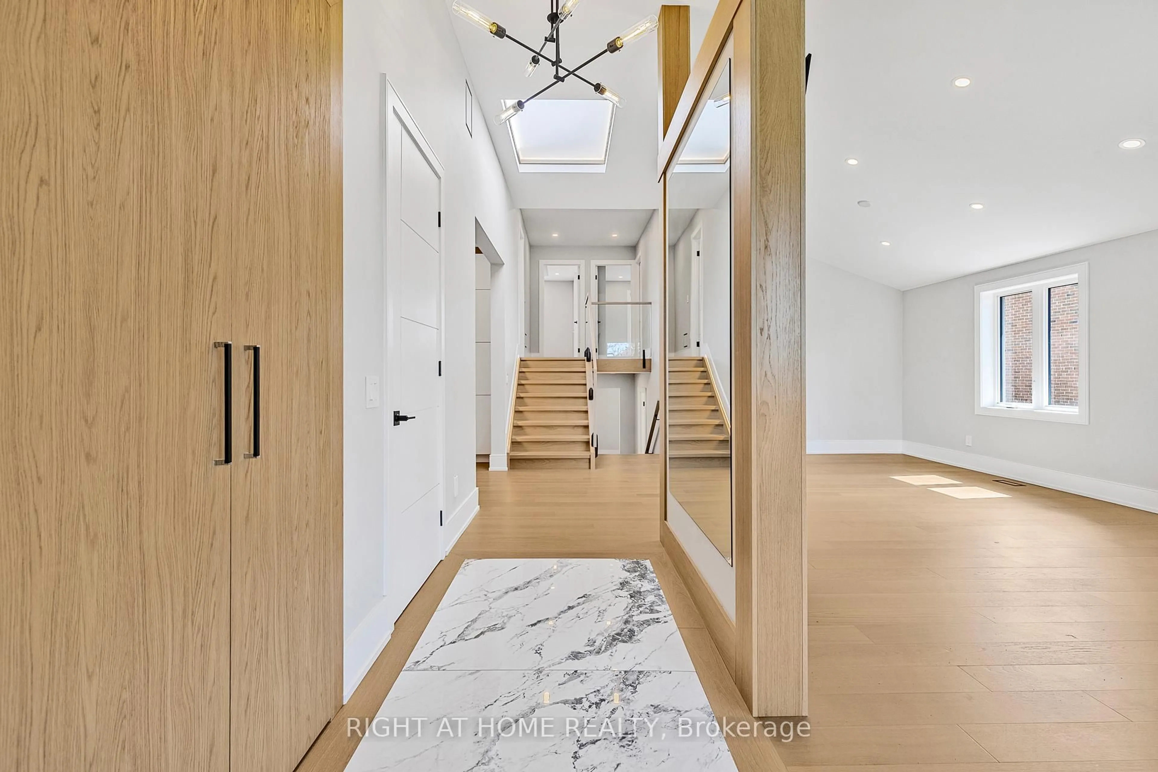 Indoor foyer for 4283 Wilcox Rd, Mississauga Ontario L4Z 1C3