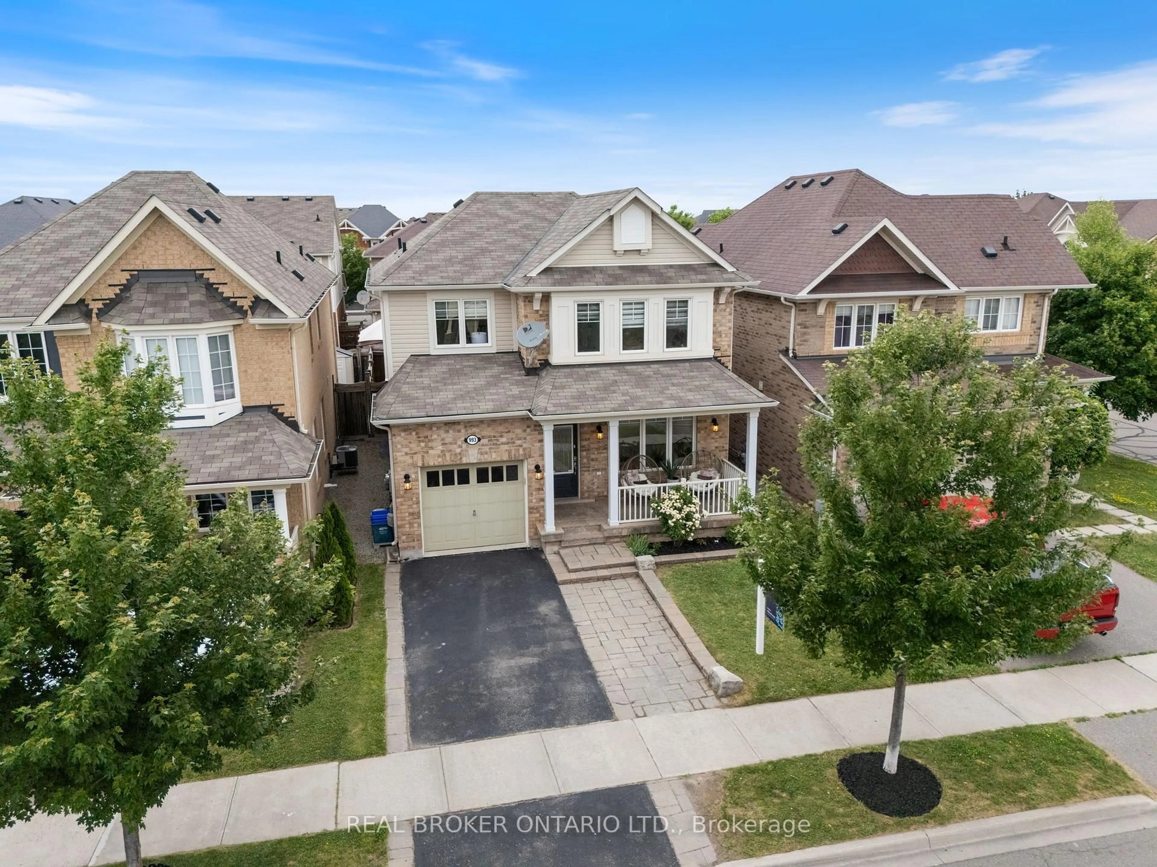 A pic from outside/outdoor area/front of a property/back of a property/a pic from drone, street for 993 Whewell Trail, Milton Ontario L9T 8C7