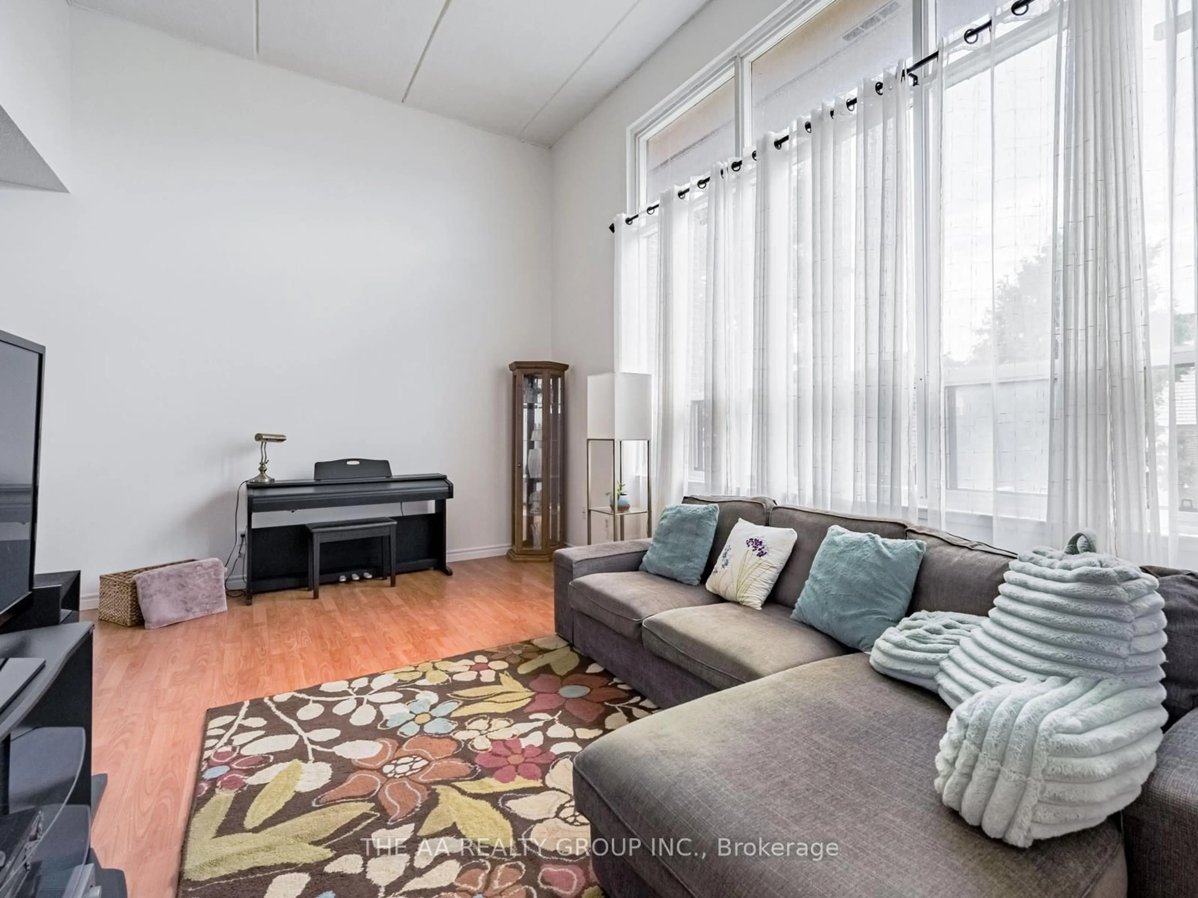 Living room with furniture, unknown for 180 Mississauga Valley Blvd #46, Mississauga Ontario L5A 3M2