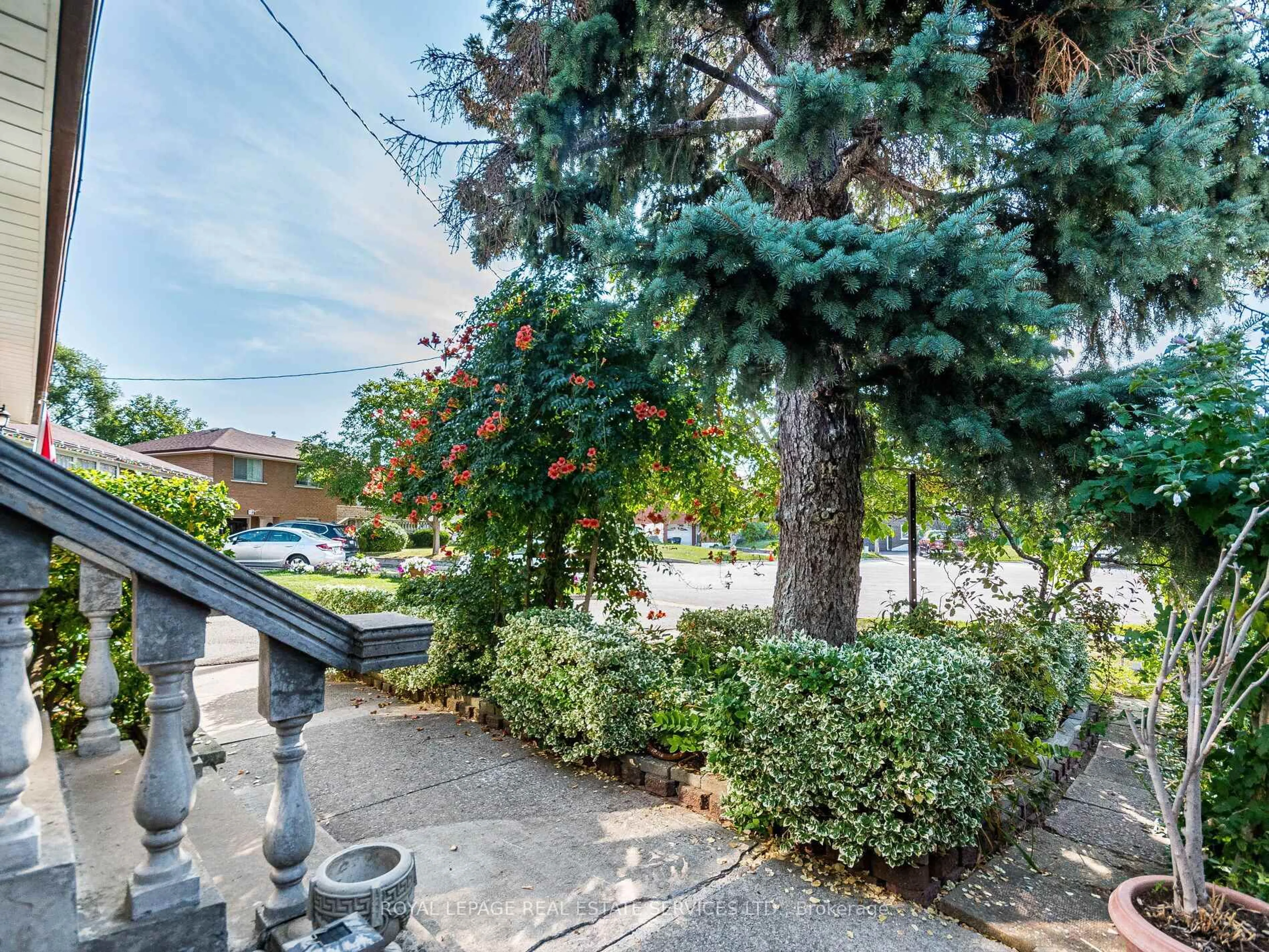 Patio, street for 14 Austrey Crt, Toronto Ontario M3M 1Y4