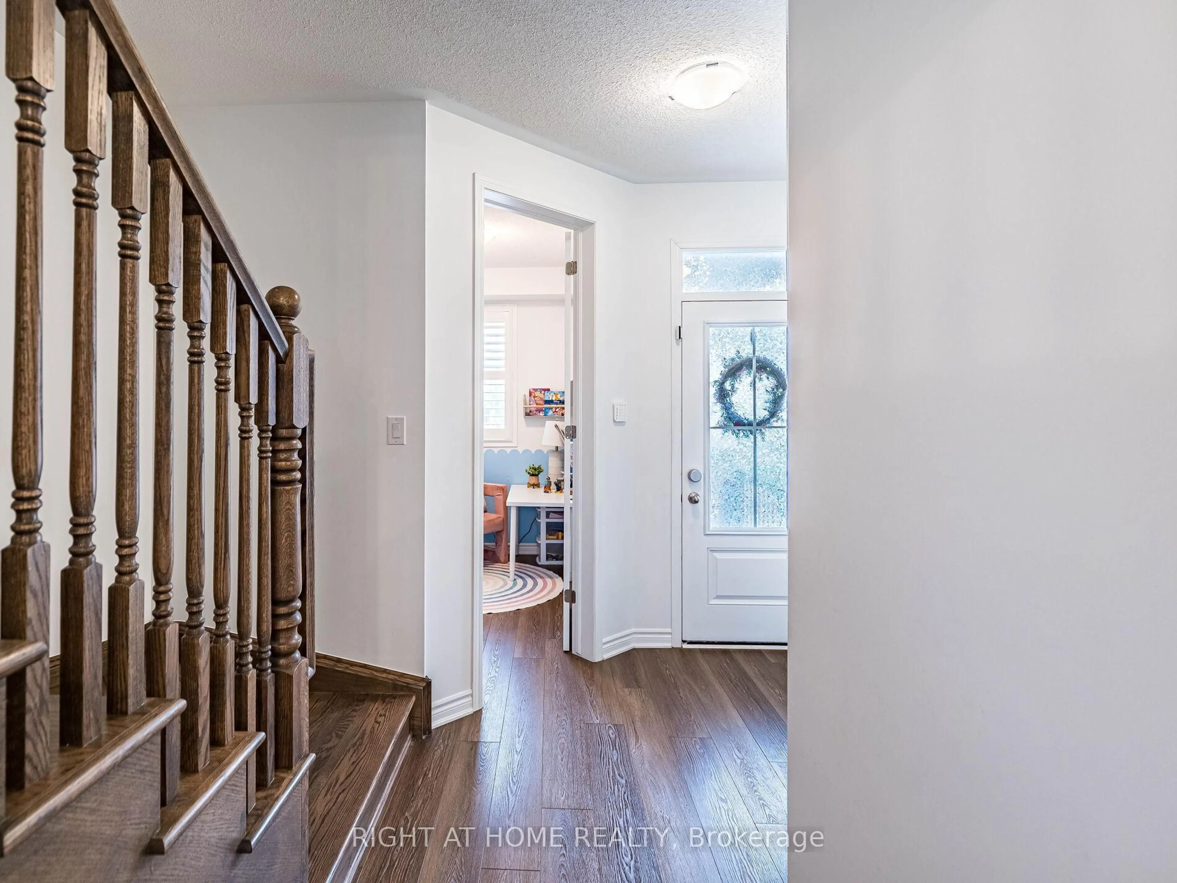 Indoor entryway for 531 Bellflower Crt, Milton Ontario L9E 1W5