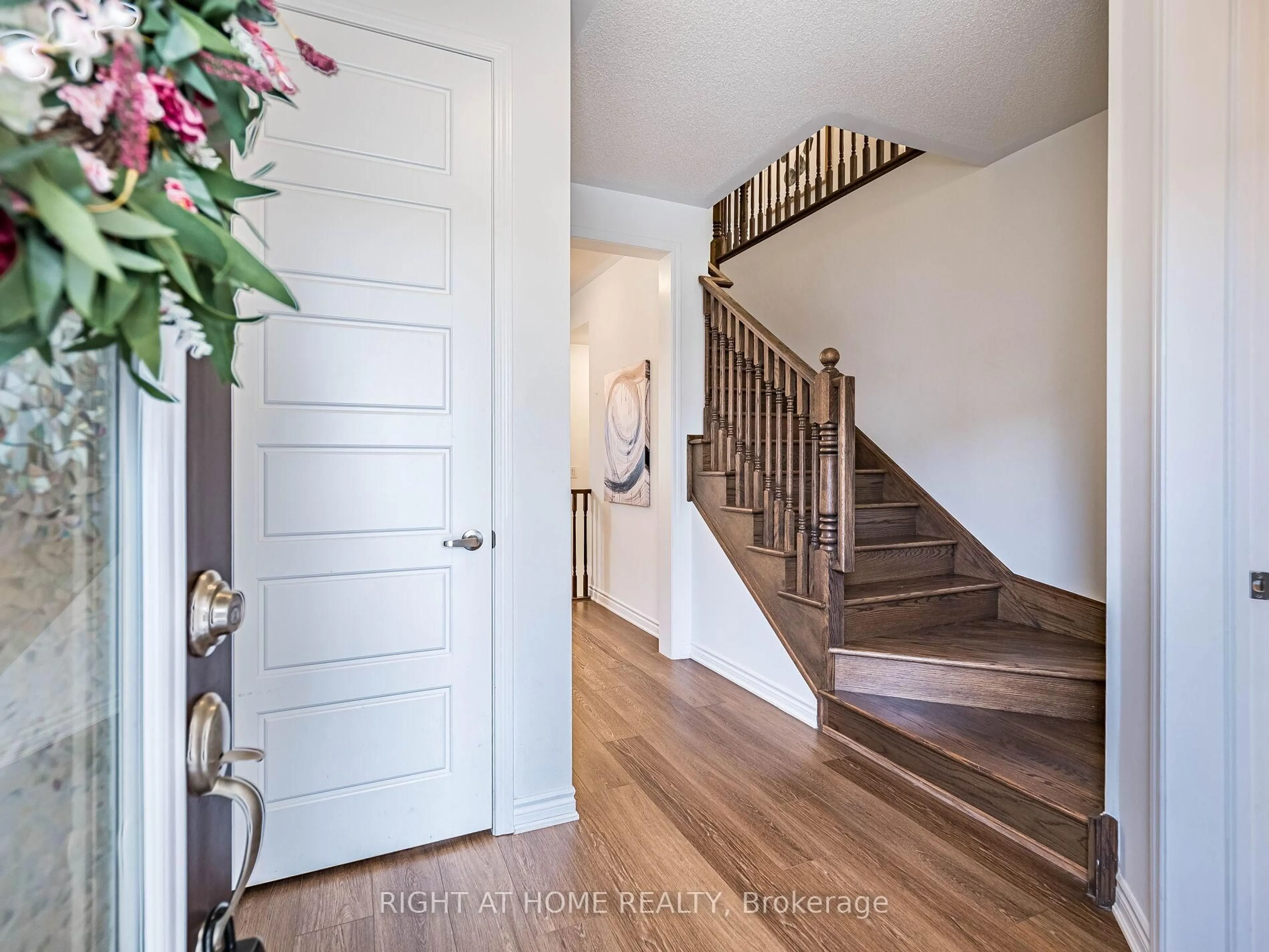 Indoor entryway for 531 Bellflower Crt, Milton Ontario L9E 1W5