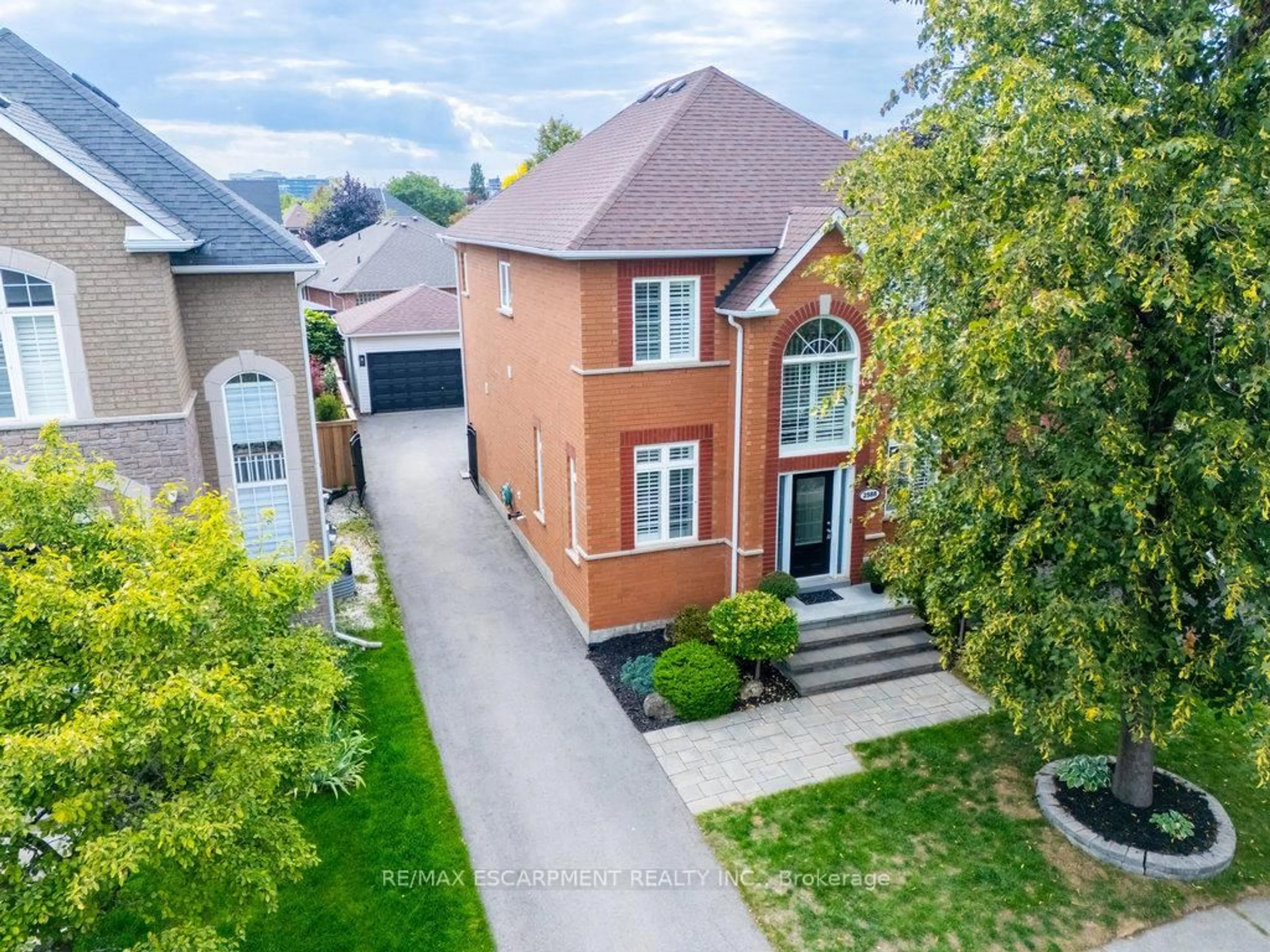 A pic from outside/outdoor area/front of a property/back of a property/a pic from drone, street for 2588 CASTLE HILL Cres, Oakville Ontario L6H 6J1