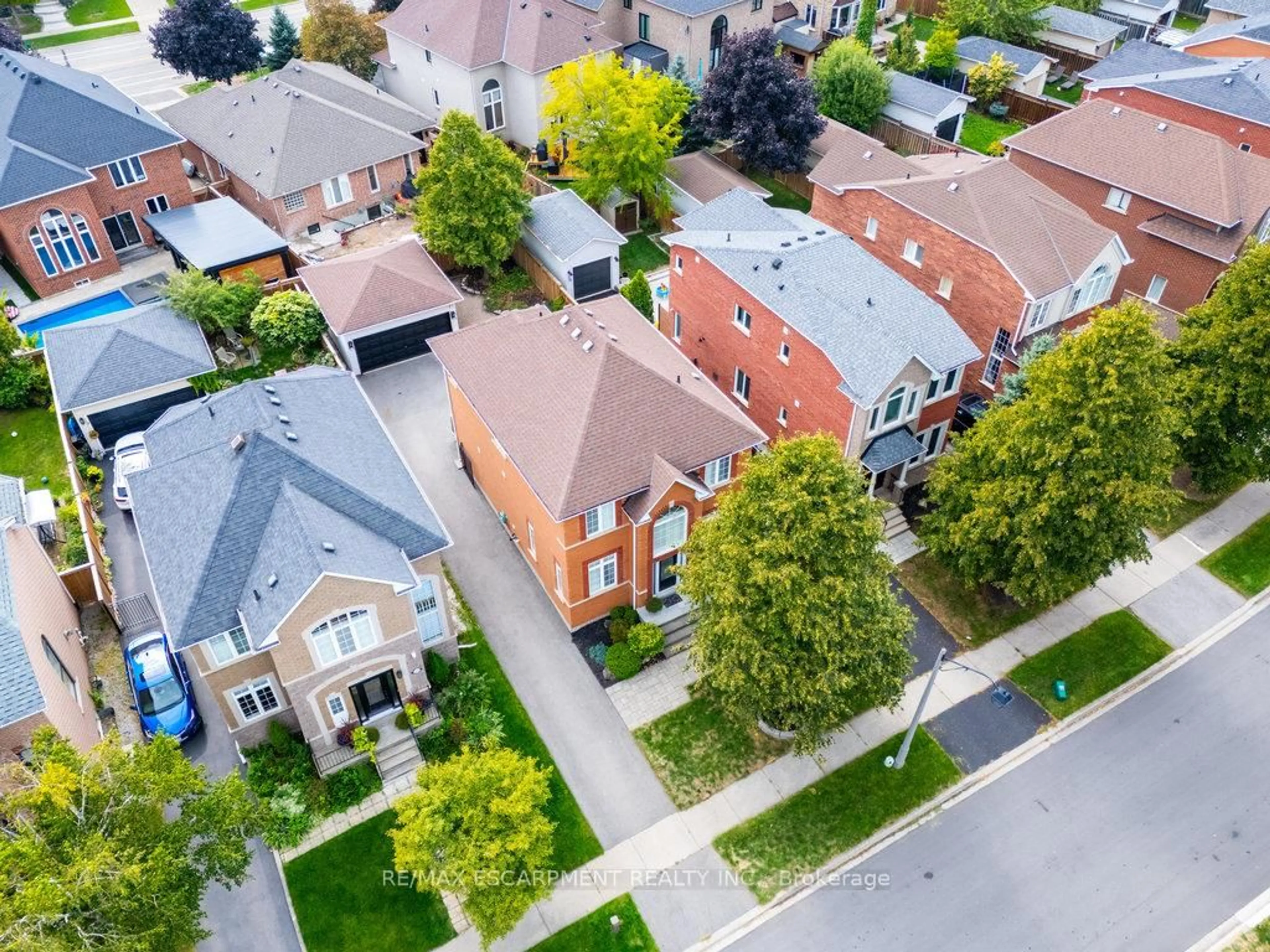 A pic from outside/outdoor area/front of a property/back of a property/a pic from drone, street for 2588 CASTLE HILL Cres, Oakville Ontario L6H 6J1