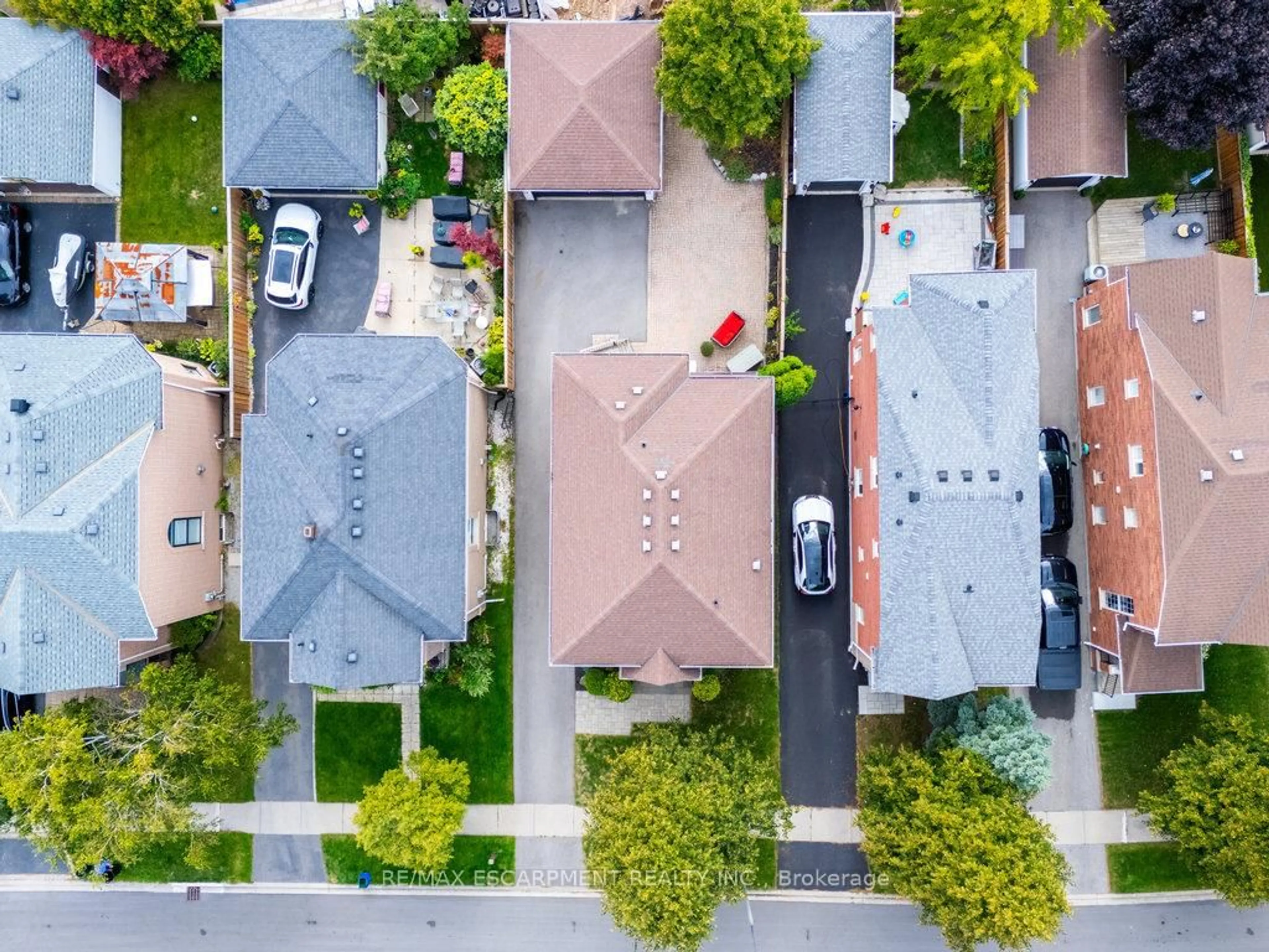 A pic from outside/outdoor area/front of a property/back of a property/a pic from drone, street for 2588 CASTLE HILL Cres, Oakville Ontario L6H 6J1