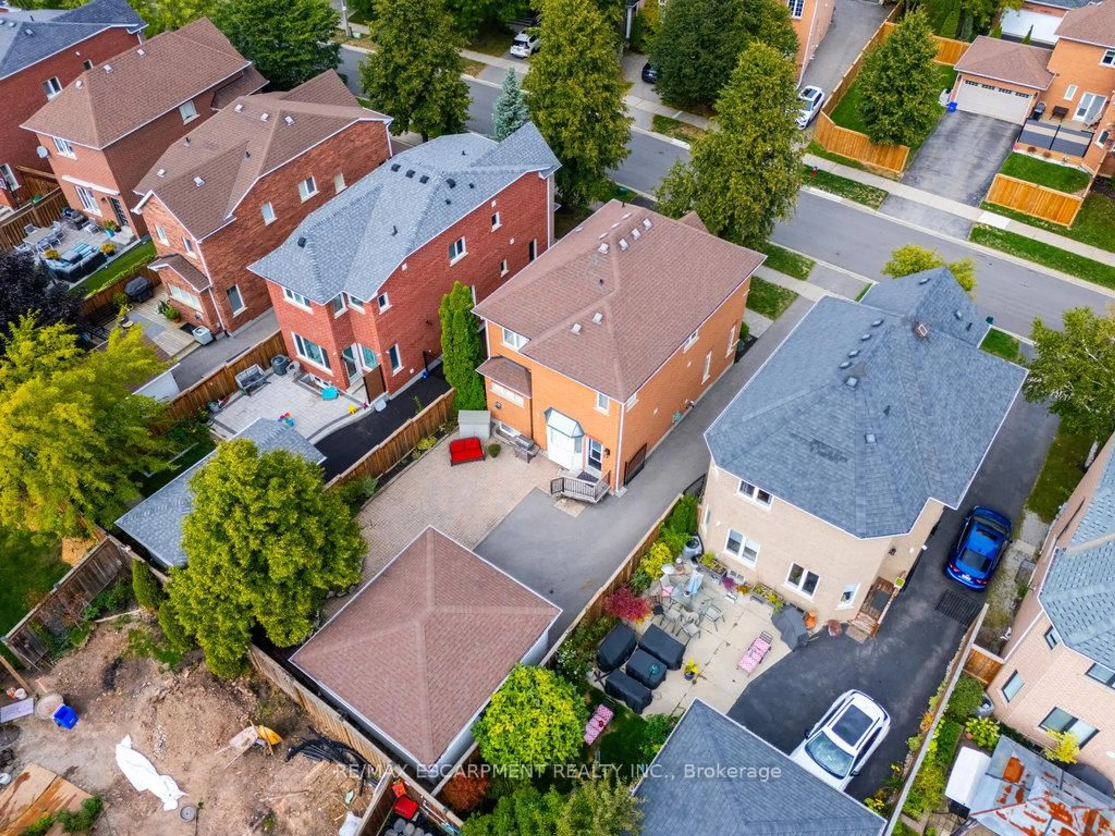 A pic from outside/outdoor area/front of a property/back of a property/a pic from drone, street for 2588 CASTLE HILL Cres, Oakville Ontario L6H 6J1