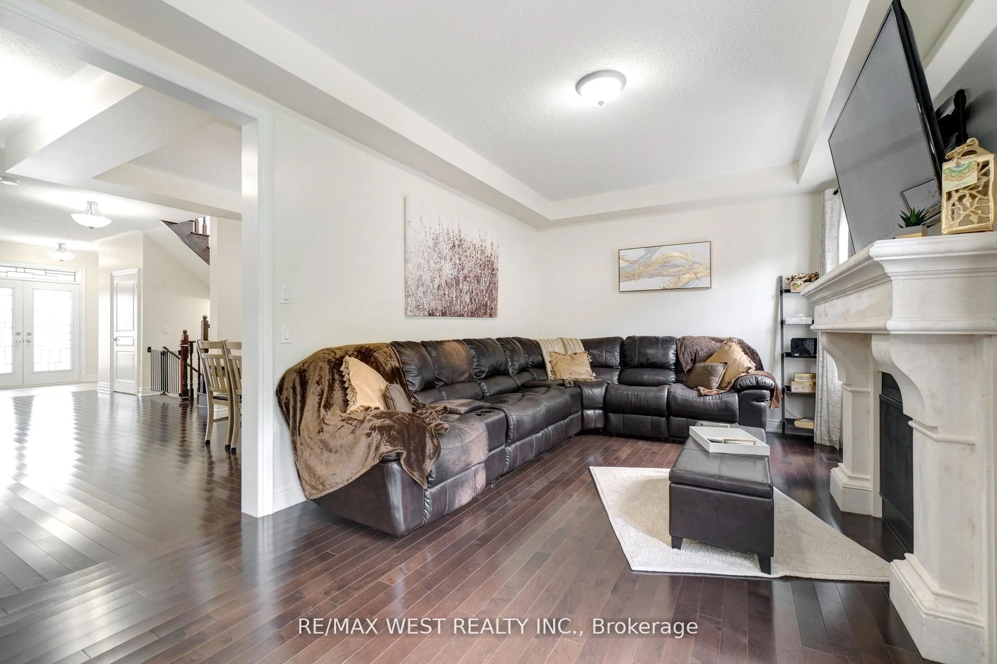 Living room with furniture, unknown for 32 Brookwater Cres, Caledon Ontario L7C 4A4