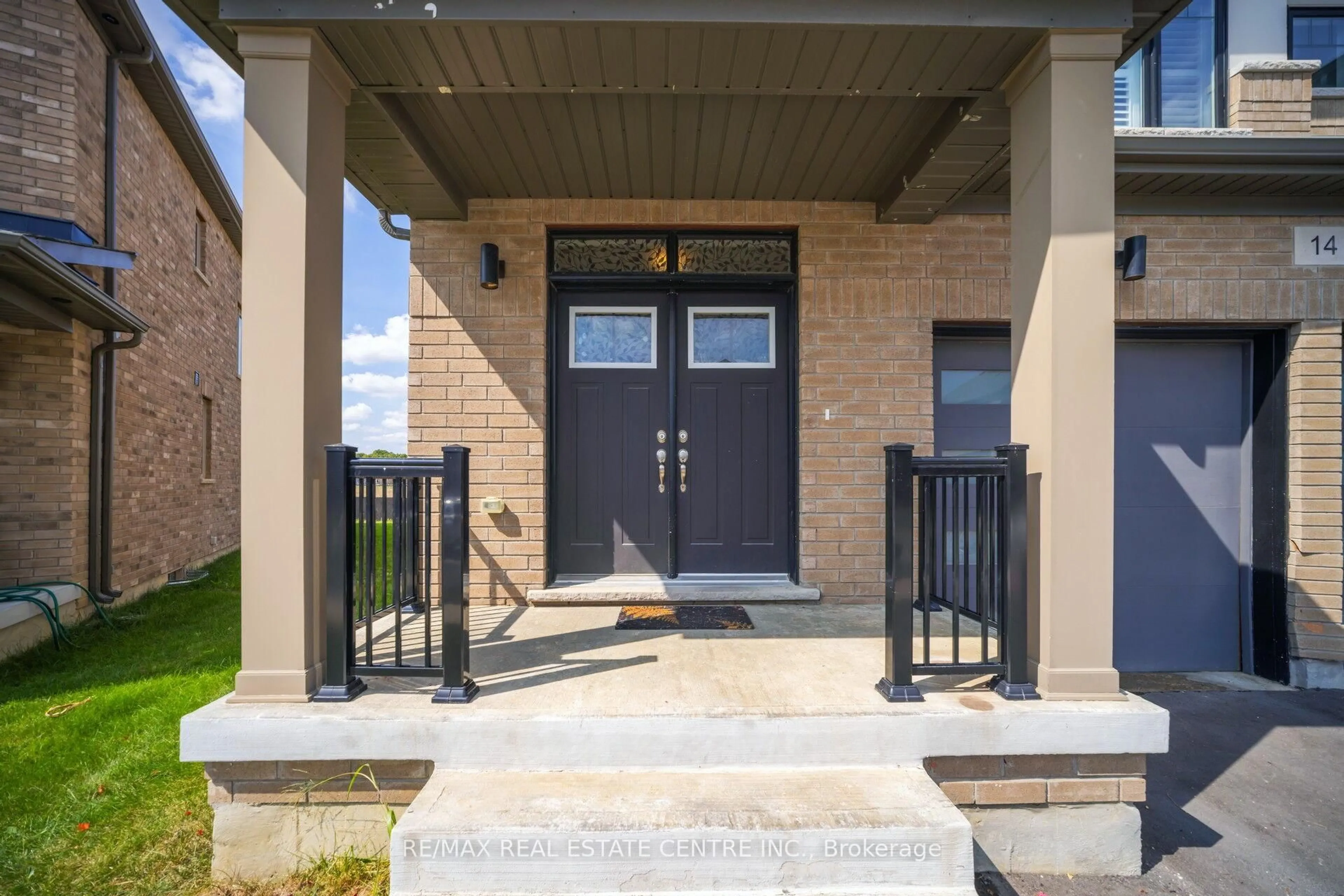 Indoor entryway for 14 Moorhart Cres, Caledon Ontario L7C 4J5