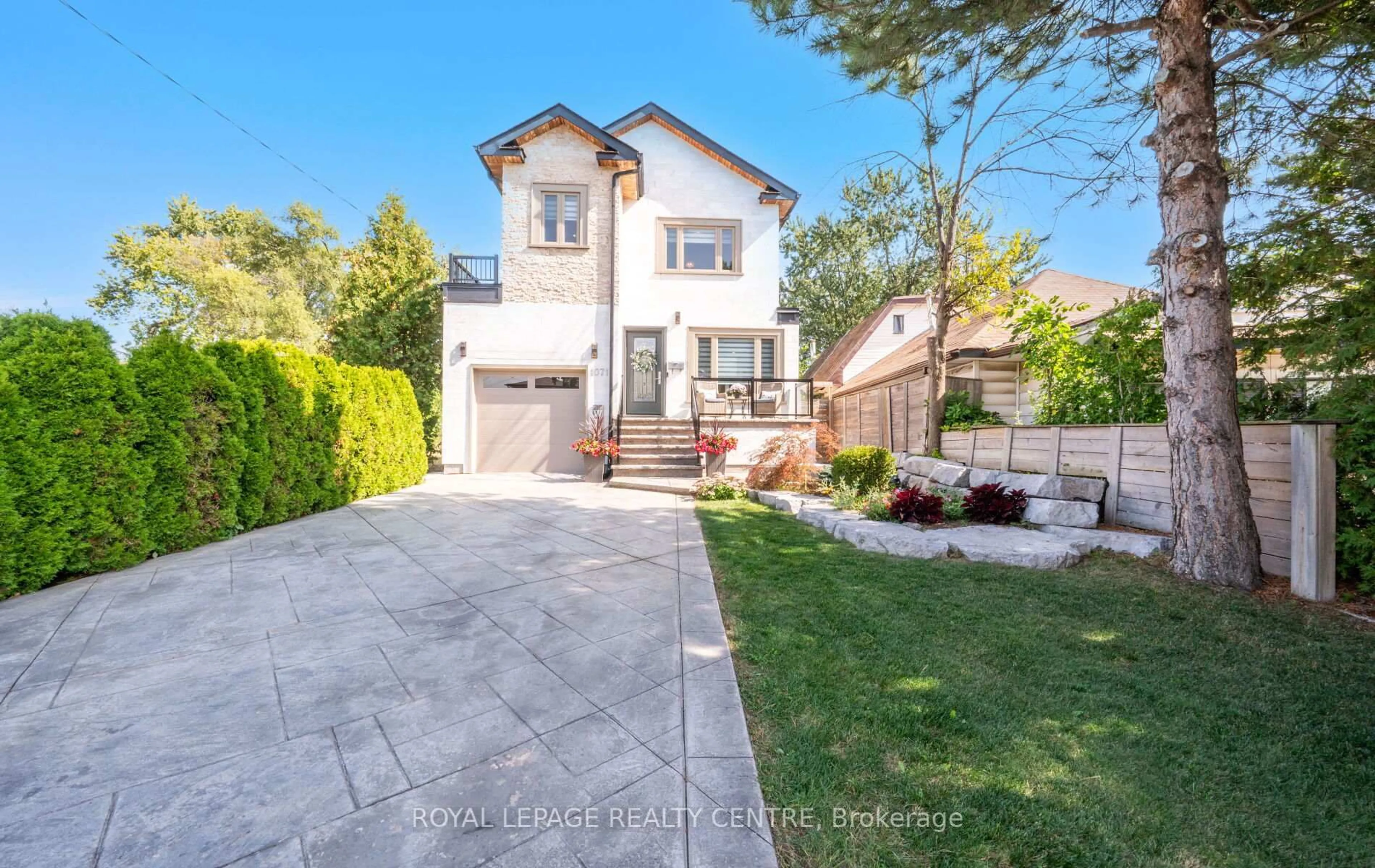 A pic from outside/outdoor area/front of a property/back of a property/a pic from drone, street for 1071 Westmount Ave, Mississauga Ontario L5E 1X5