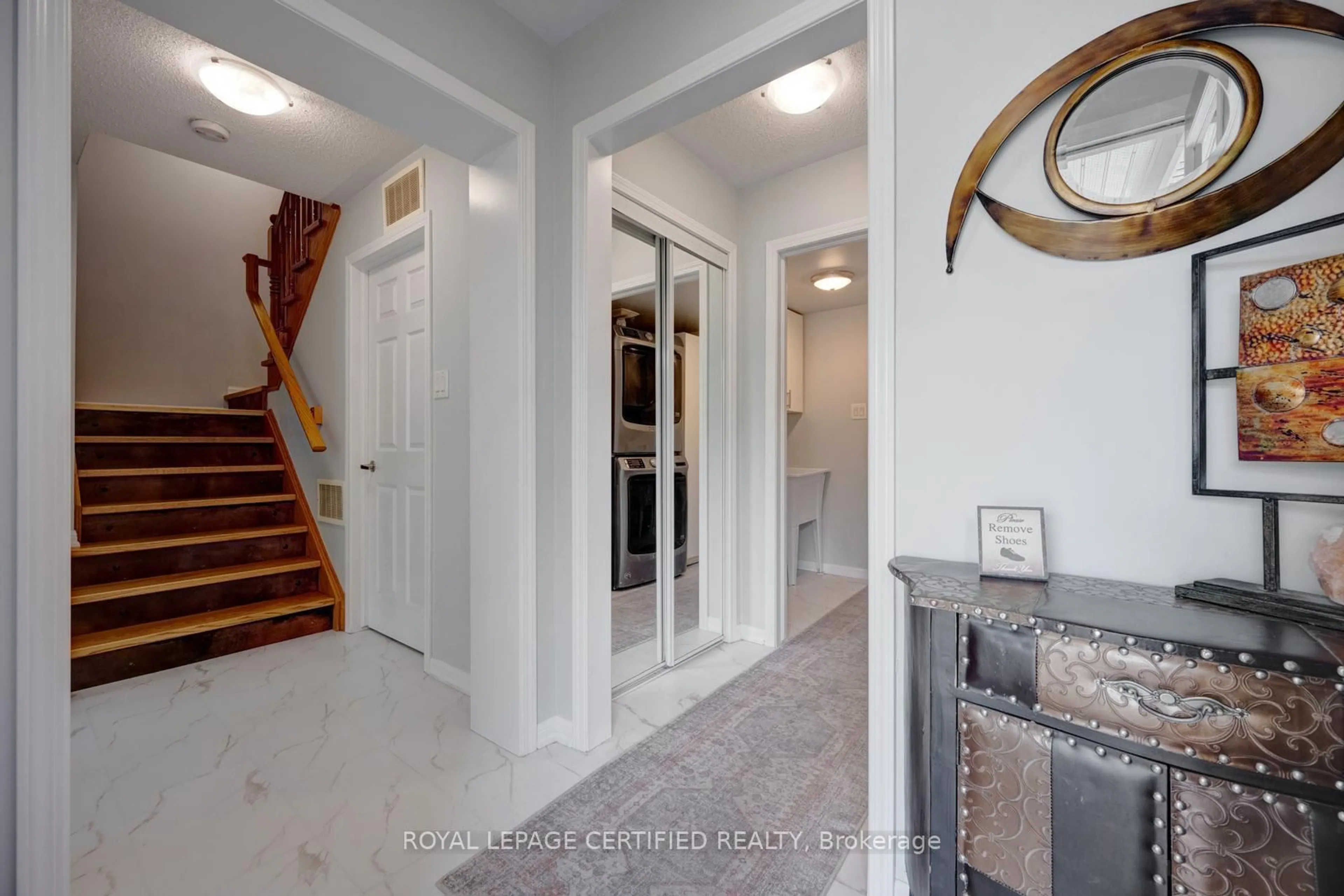 Indoor entryway for 216 Magurn Gate, Milton Ontario L9T 7B4
