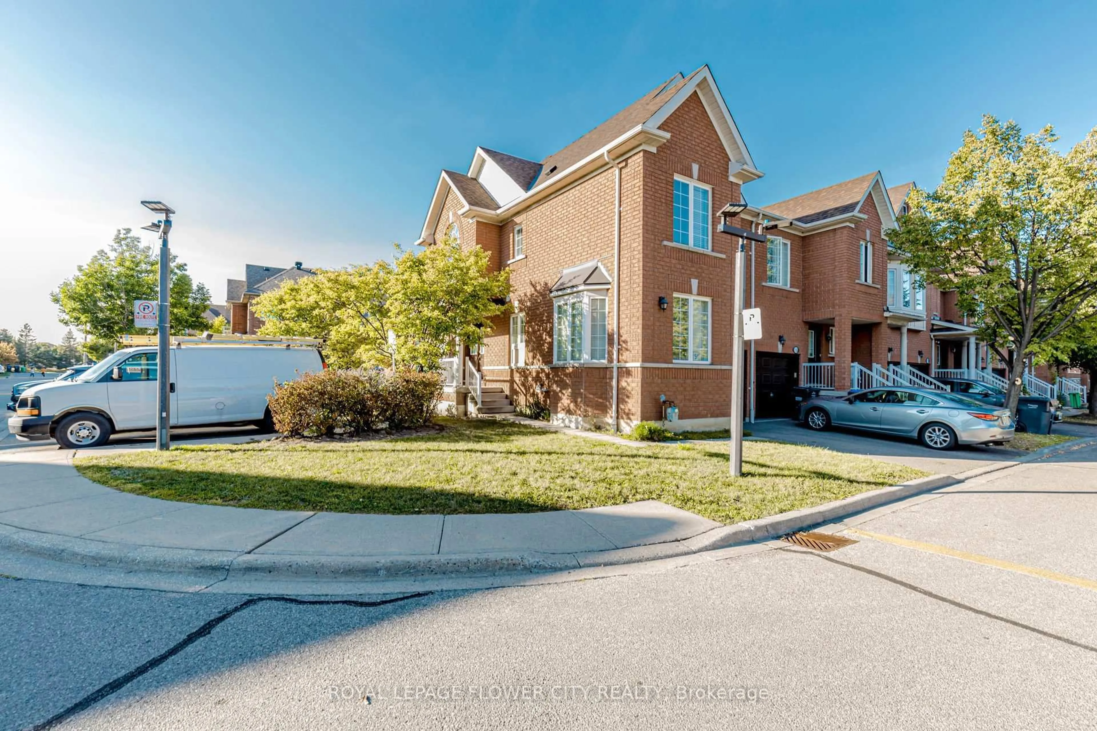 Home with brick exterior material, street for 525 Novo Star Dr, Mississauga Ontario L5W 1X9