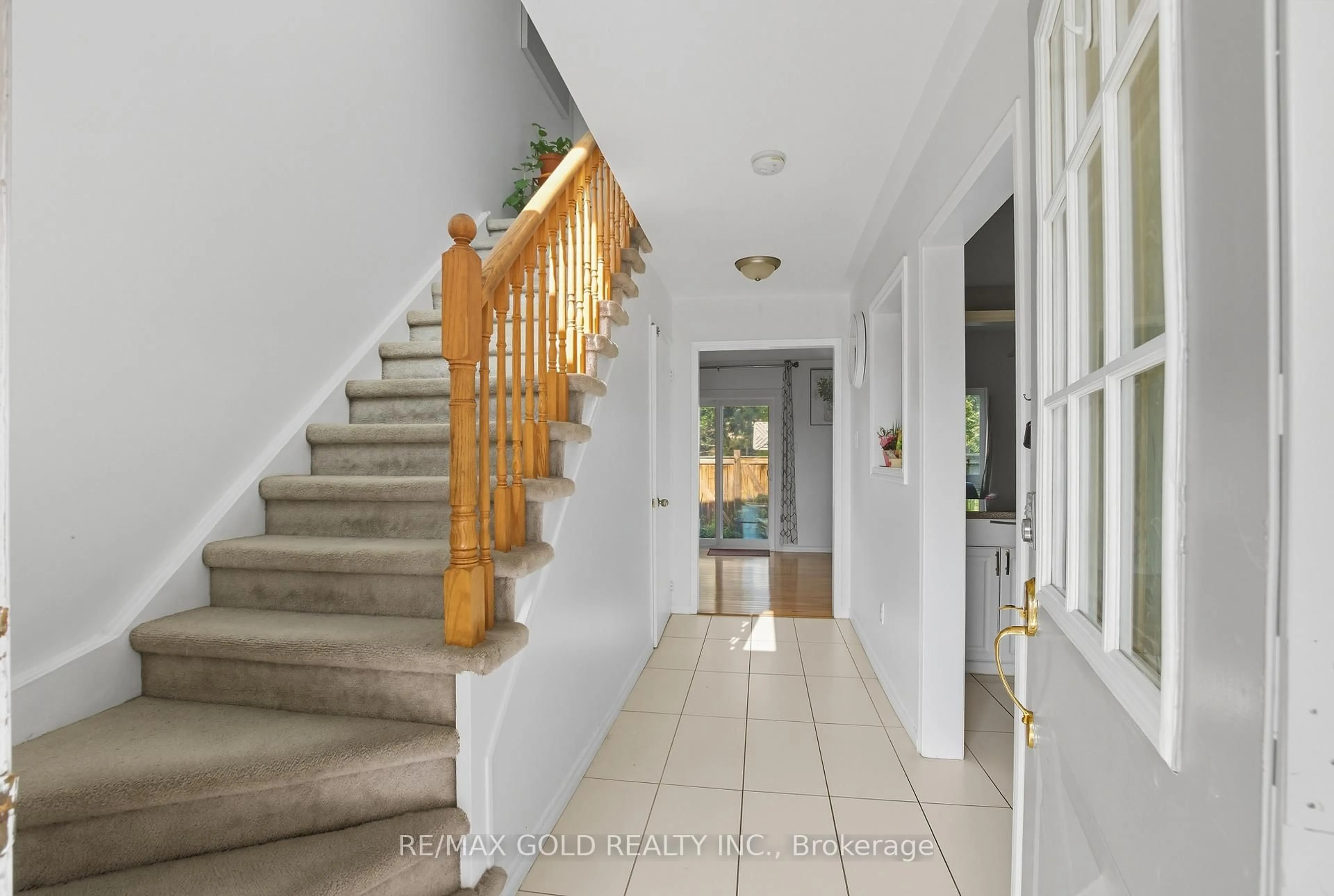 Indoor foyer for 26 Wickstead Crt, Brampton Ontario L6R 1N8