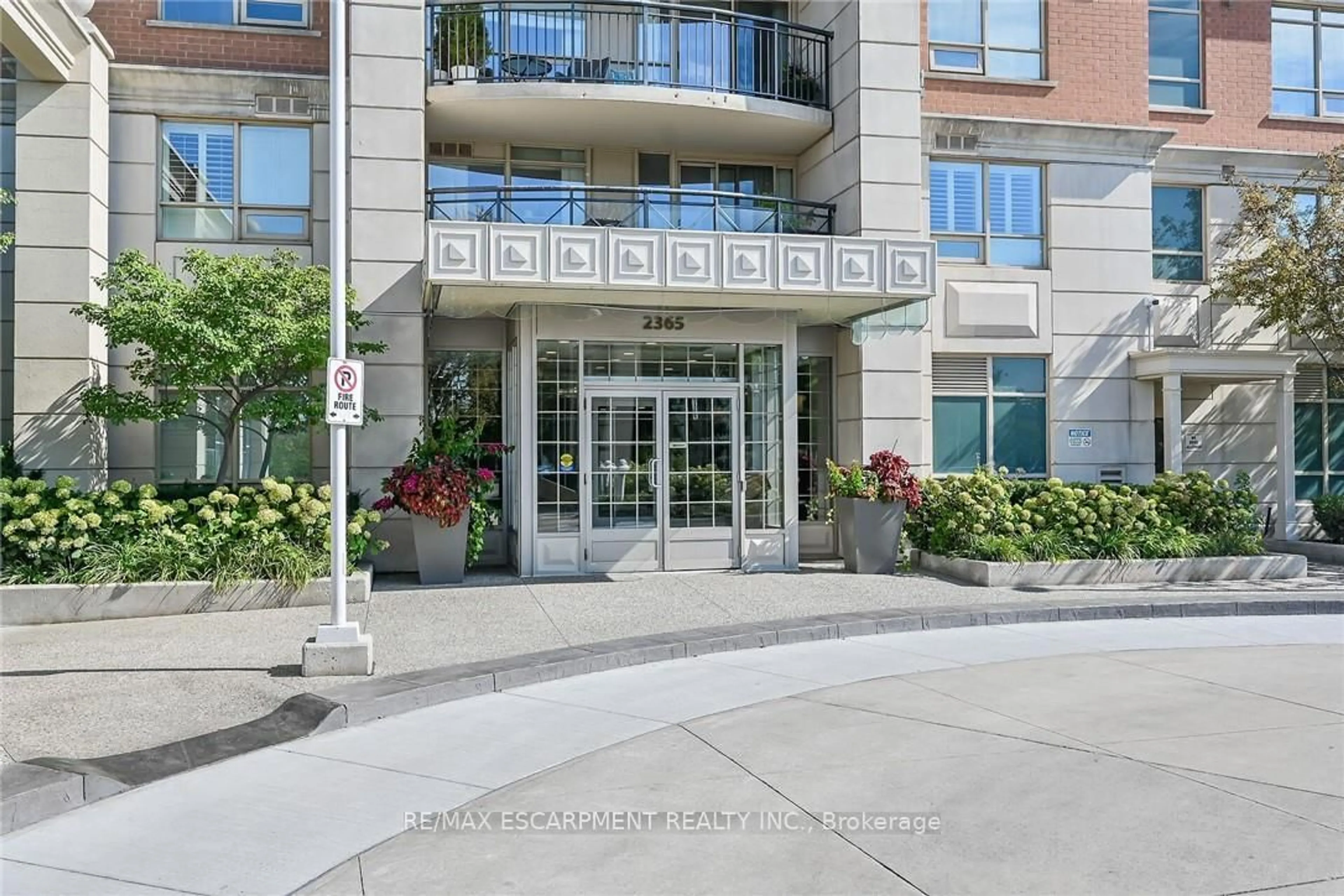 Indoor foyer for 2365 Central Park Dr #601, Oakville Ontario L6H 0C7