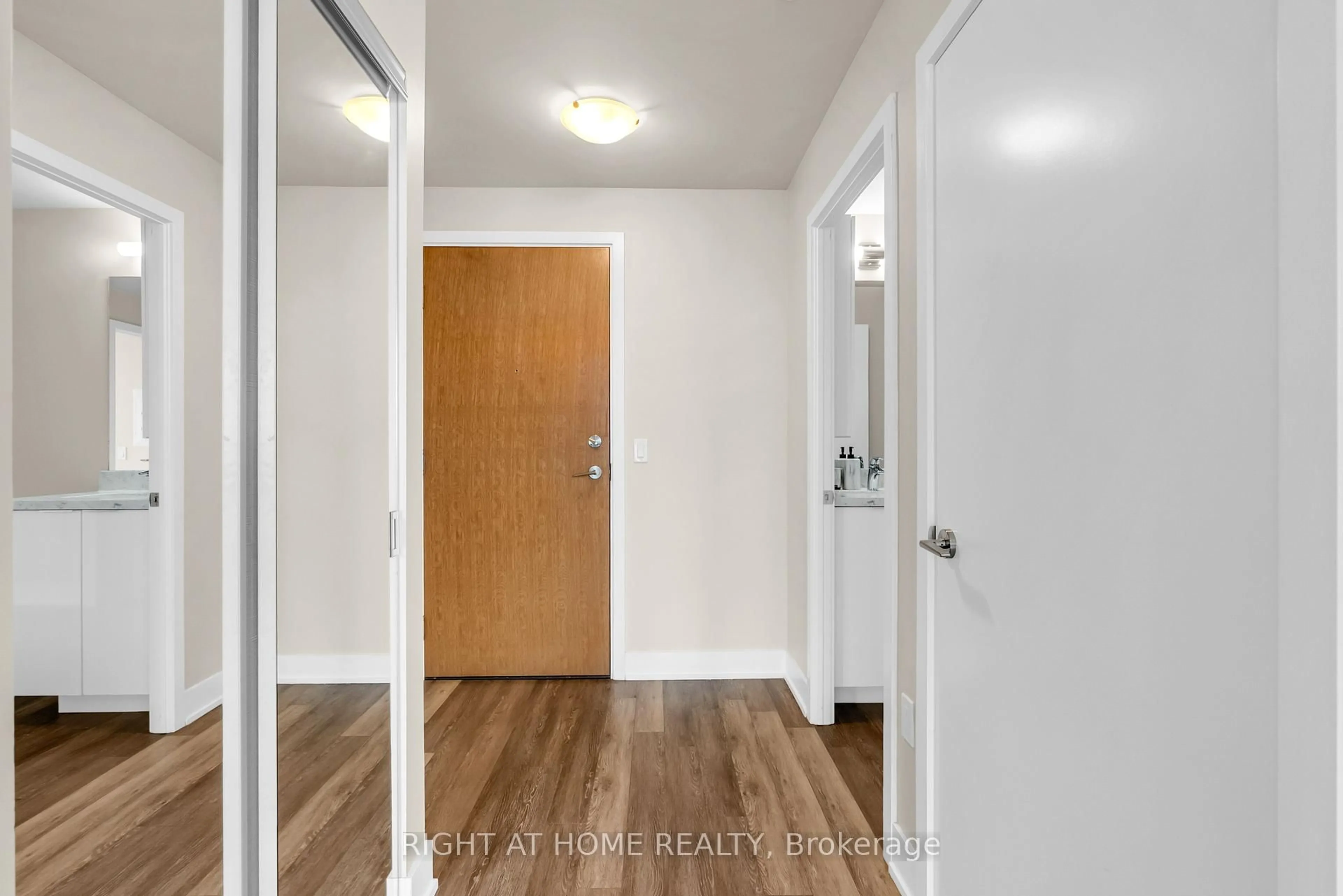 Indoor entryway for 30 Shore Breeze Dr #4810, Toronto Ontario M8V 1A1