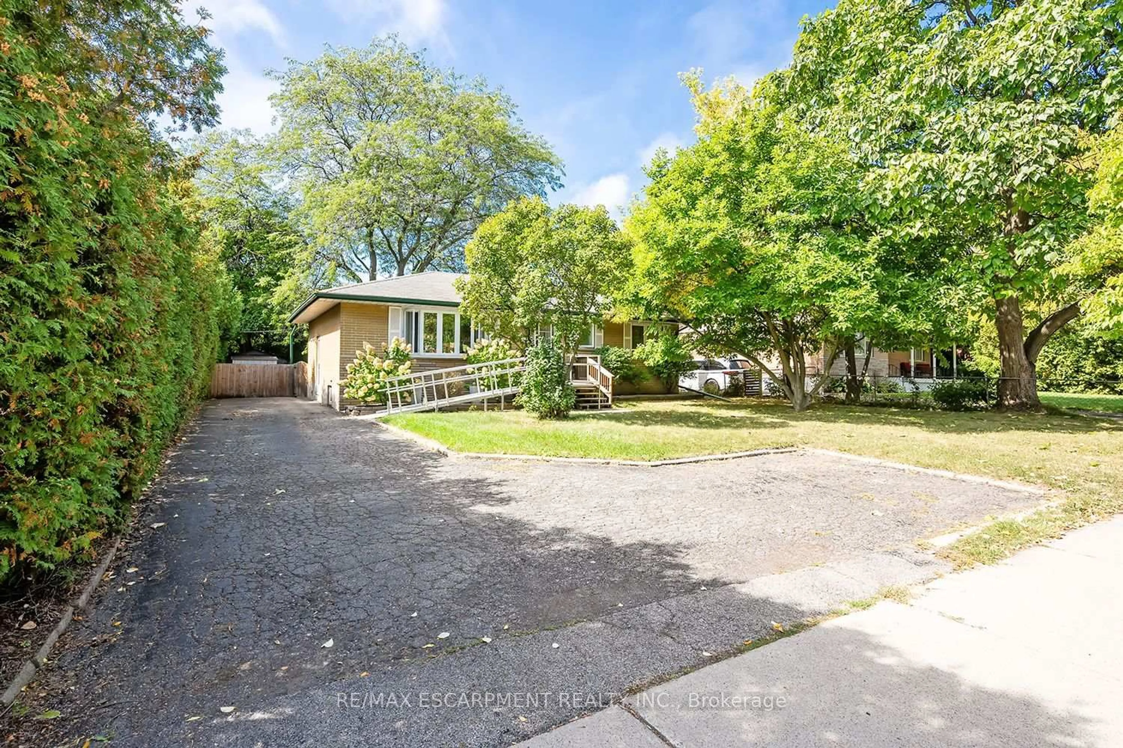 A pic from outside/outdoor area/front of a property/back of a property/a pic from drone, street for 414 Third Line, Oakville Ontario L6L 4A5