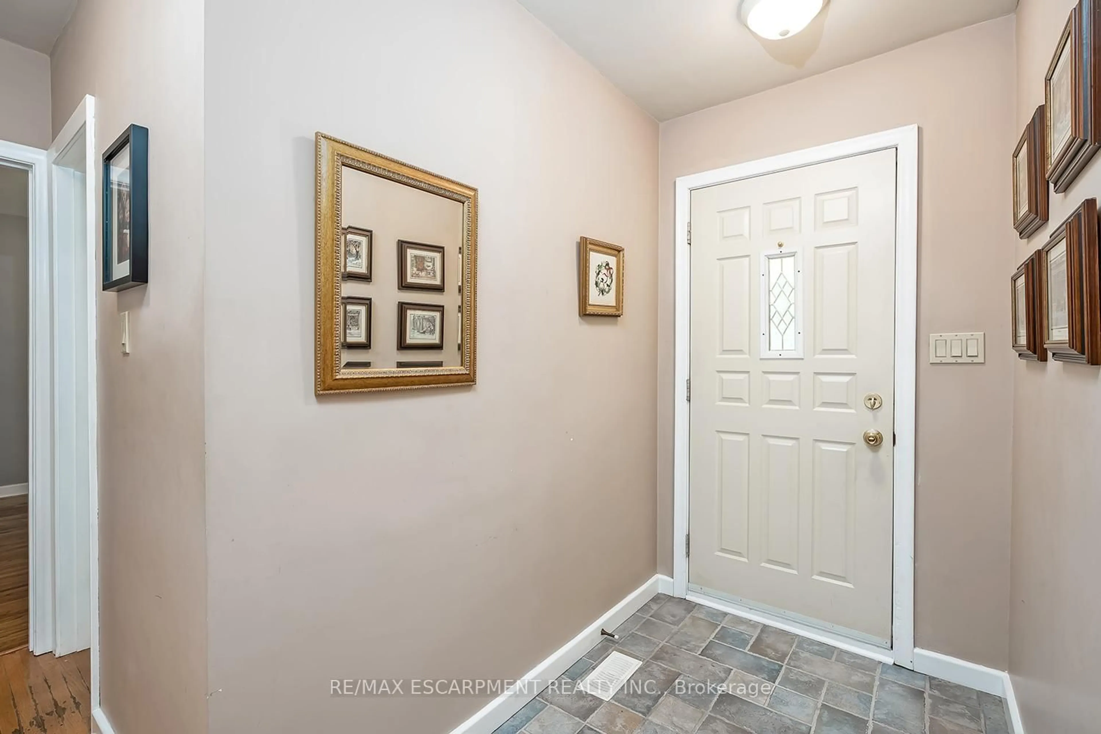 Indoor entryway for 414 Third Line, Oakville Ontario L6L 4A5